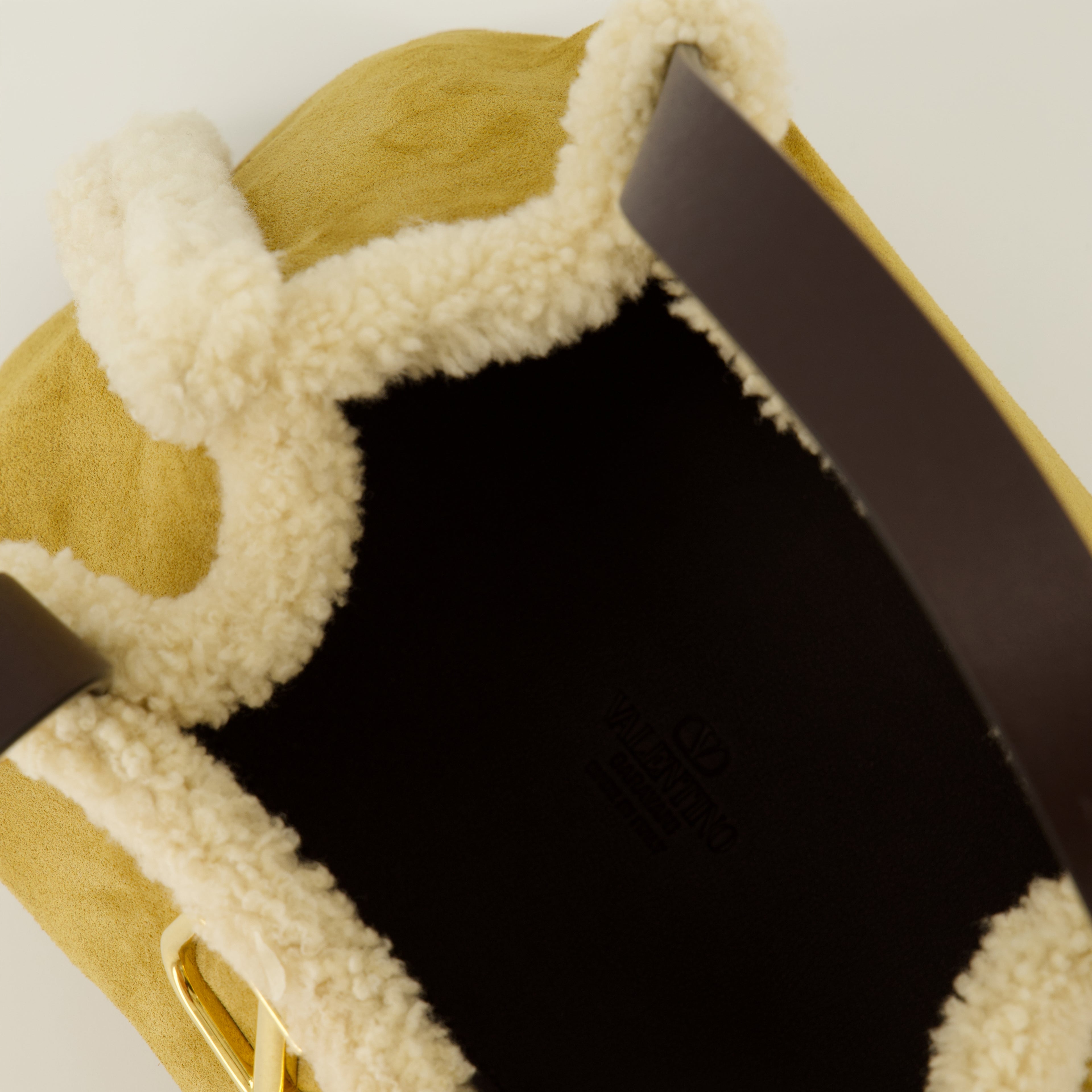 Image de l'article Cabas en daim et peau de mouton de la marque Valentino Garavani pour Femme - Saison Automne-Hiver 2025 - Vue détaillée_3