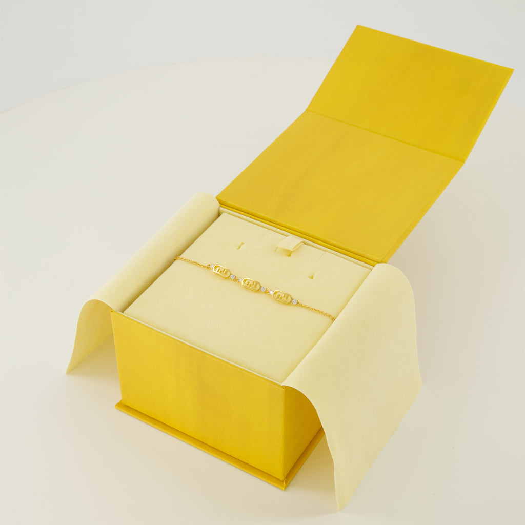 Imagen del brazalete O'Lock dorado de la marca Fendi para Mujer - Temporada Otoño-Invierno 2025 - Vista Detallada_3