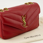 Bild der kleinen roten Loulou-Tasche von Saint Laurent für Frauen - Frühjahr/Sommer 2026 - Detaillierte Ansicht_2