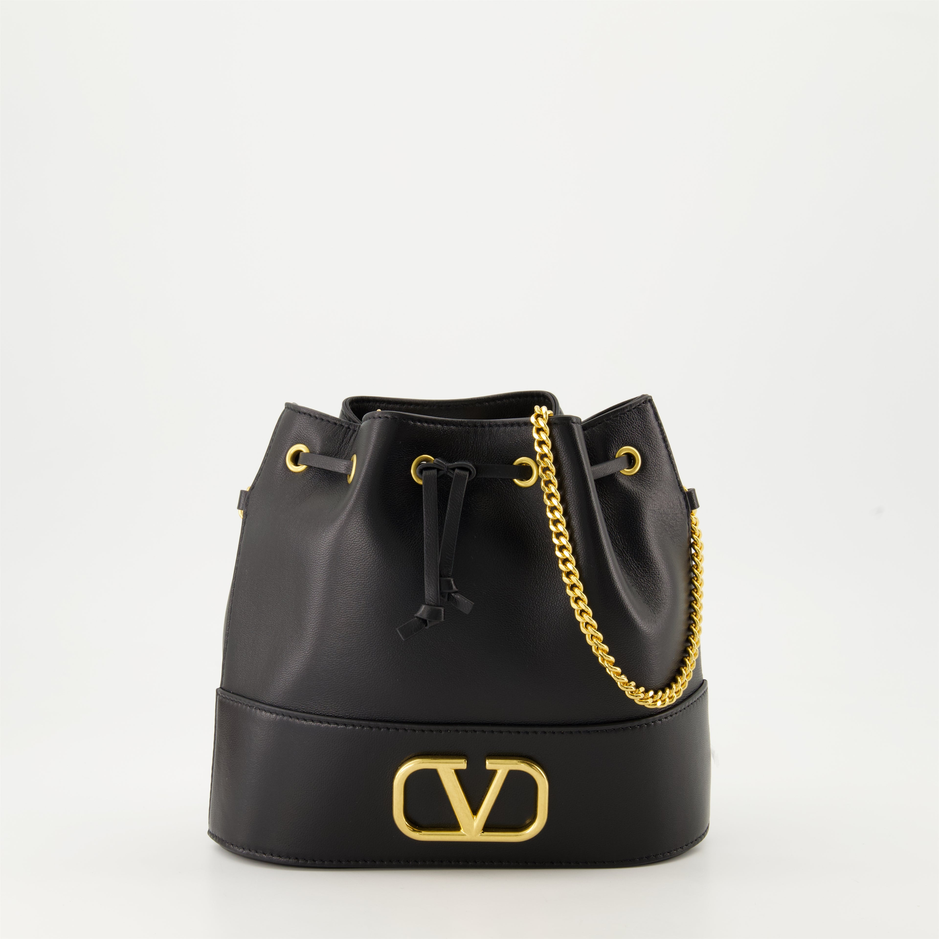 Image de l'article Mini sac seau en cuir nappa noir de la marque Valentino Garavani pour Femme - Saison Printemps-Été 2026 - Vue de Face