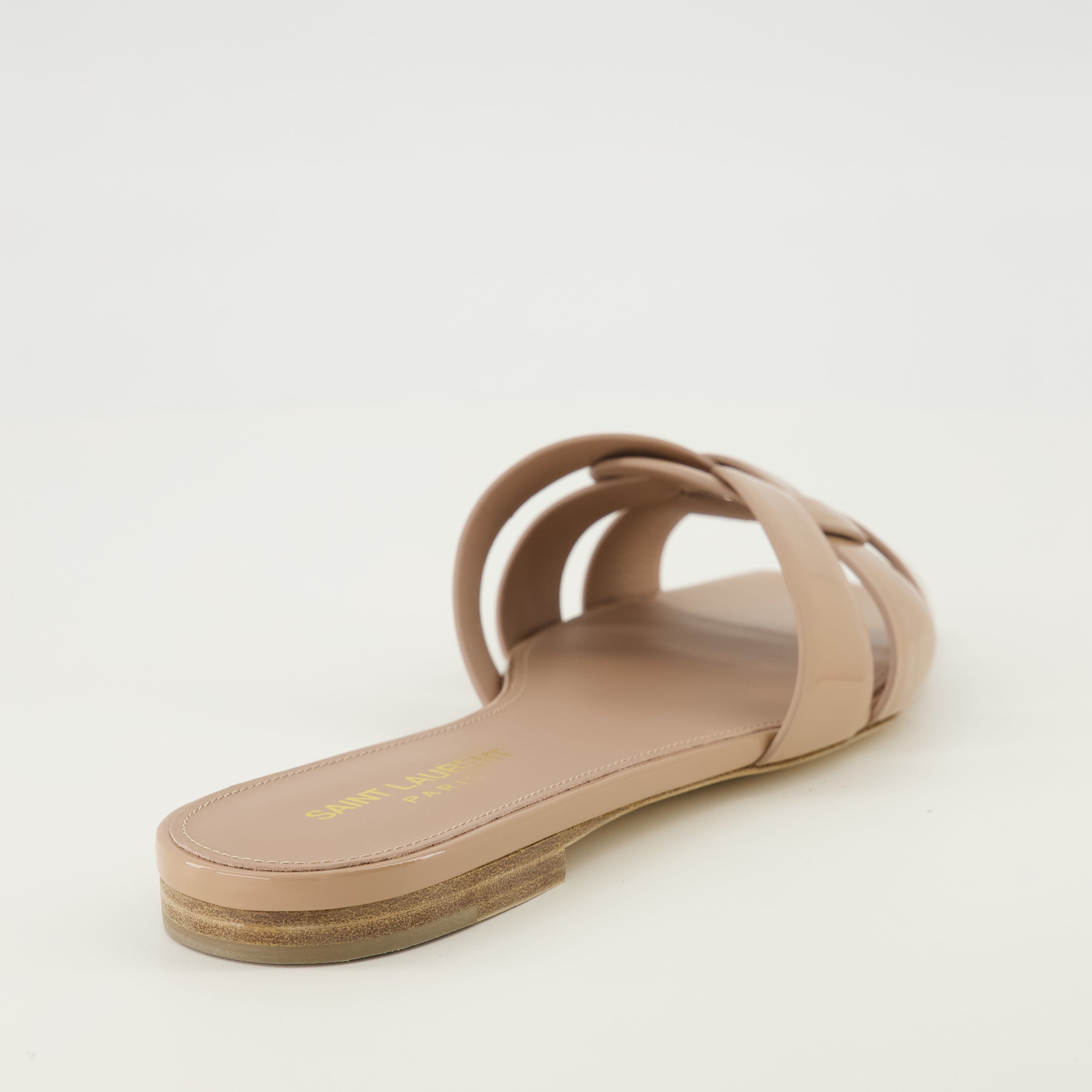 Image de l'article Mules Tribute en cuir verni beige de la marque Saint Laurent pour Femme - Saison Printemps-Été 2026 - Vue arrière