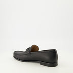 Bild der schwarzen Lederloafers von Ferragamo für Herren - Frühjahr-Sommer 2026 - Dreiviertelansicht von hinten rechts