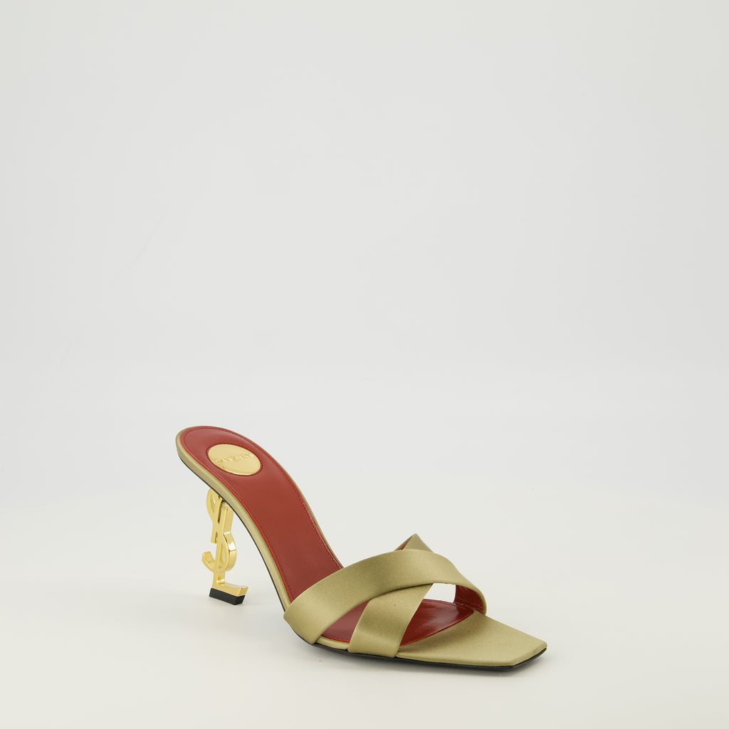 Bild der goldenen Opyum-Absatzmules von Saint Laurent für Damen - Frühjahr/Sommer 2026 - Dreiviertelansicht von vorne rechts