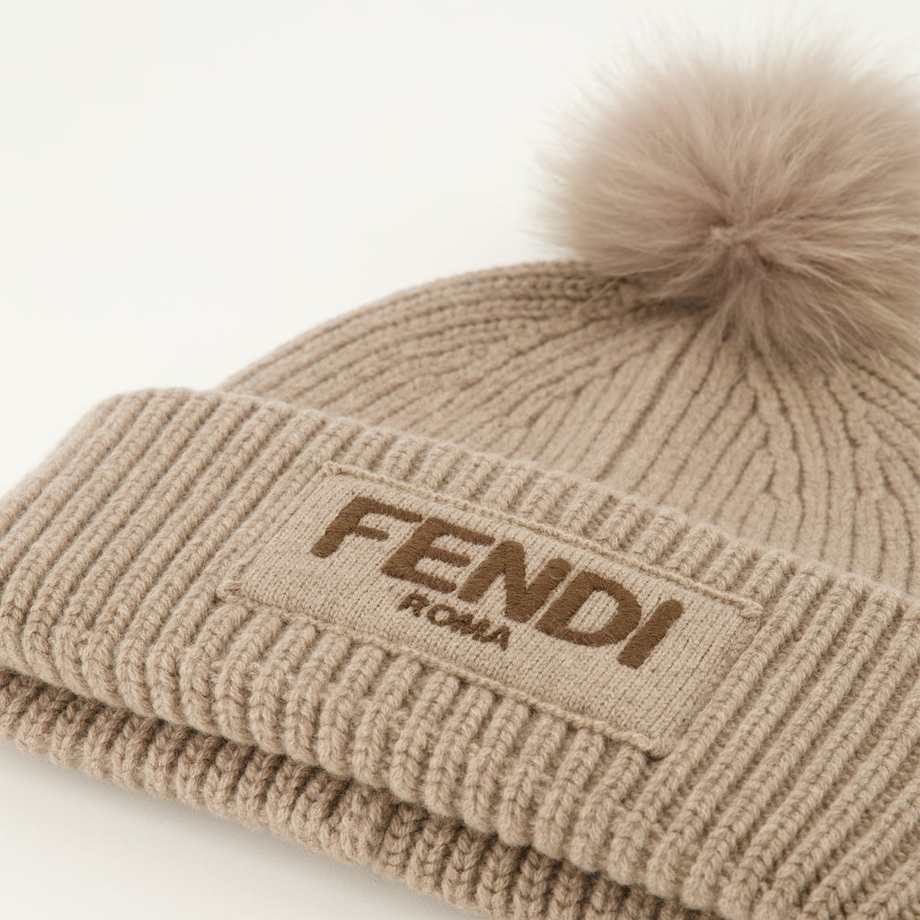 Image de l'article Bonnet en laine gris de la marque Fendi pour Femme - Saison Automne-Hiver 2025 - Vue détaillée_2