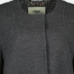 Imagen del abrigo de lana FF en gris de la marca Fendi para mujer - Temporada Otoño-Invierno 2025 - Vista Detallada_1