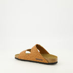 Image de l'article Sandales Arizona motif léopard marron de la marque Birkenstock pour Femme - Saison Printemps-Été 2026 - Vue trois quarts arrière droite
