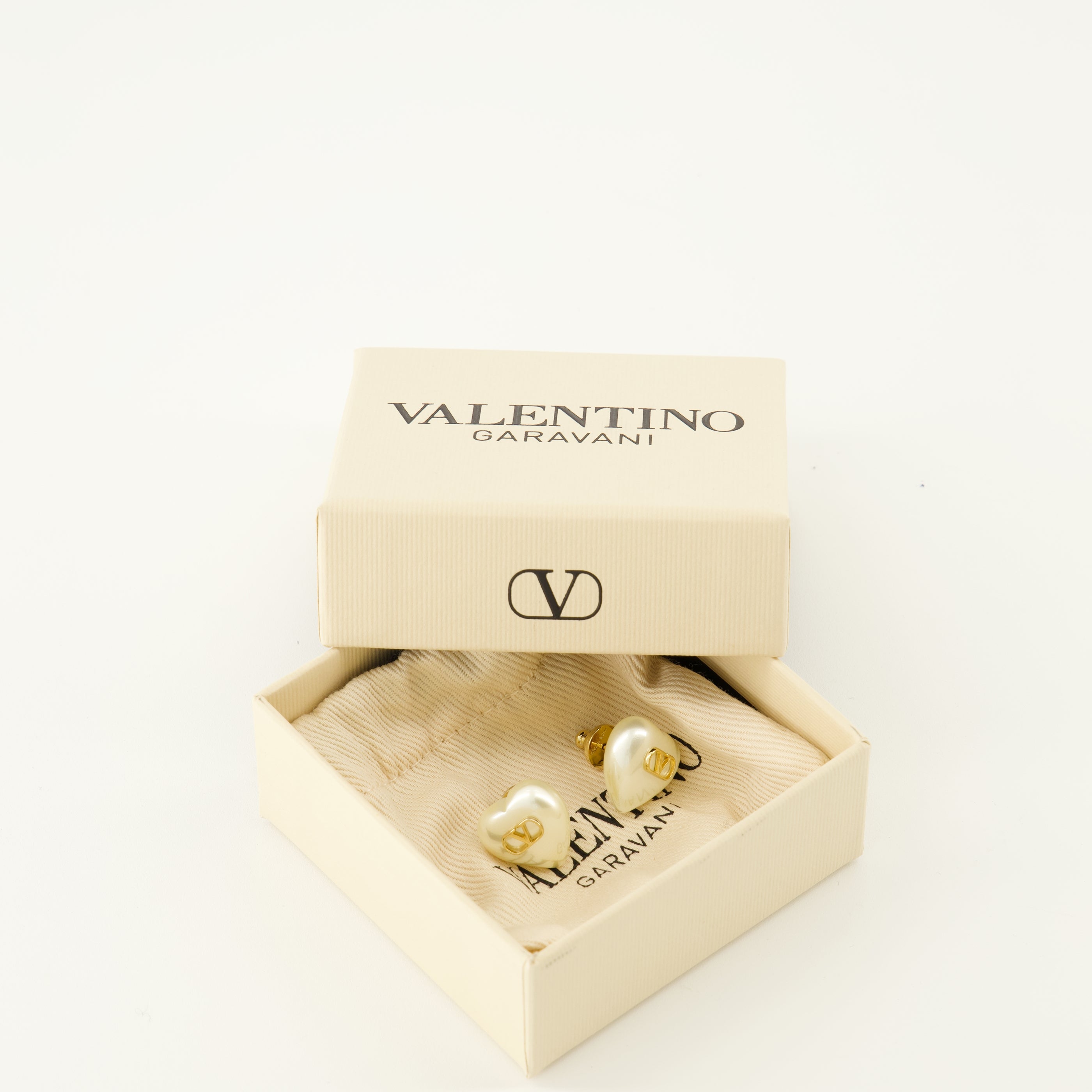 Imagem dos brincos Vlogo em metal e pérolas da marca Valentino Garavani para Mulher - Temporada Primavera-Verão 2026 - Vista Detalhada 3