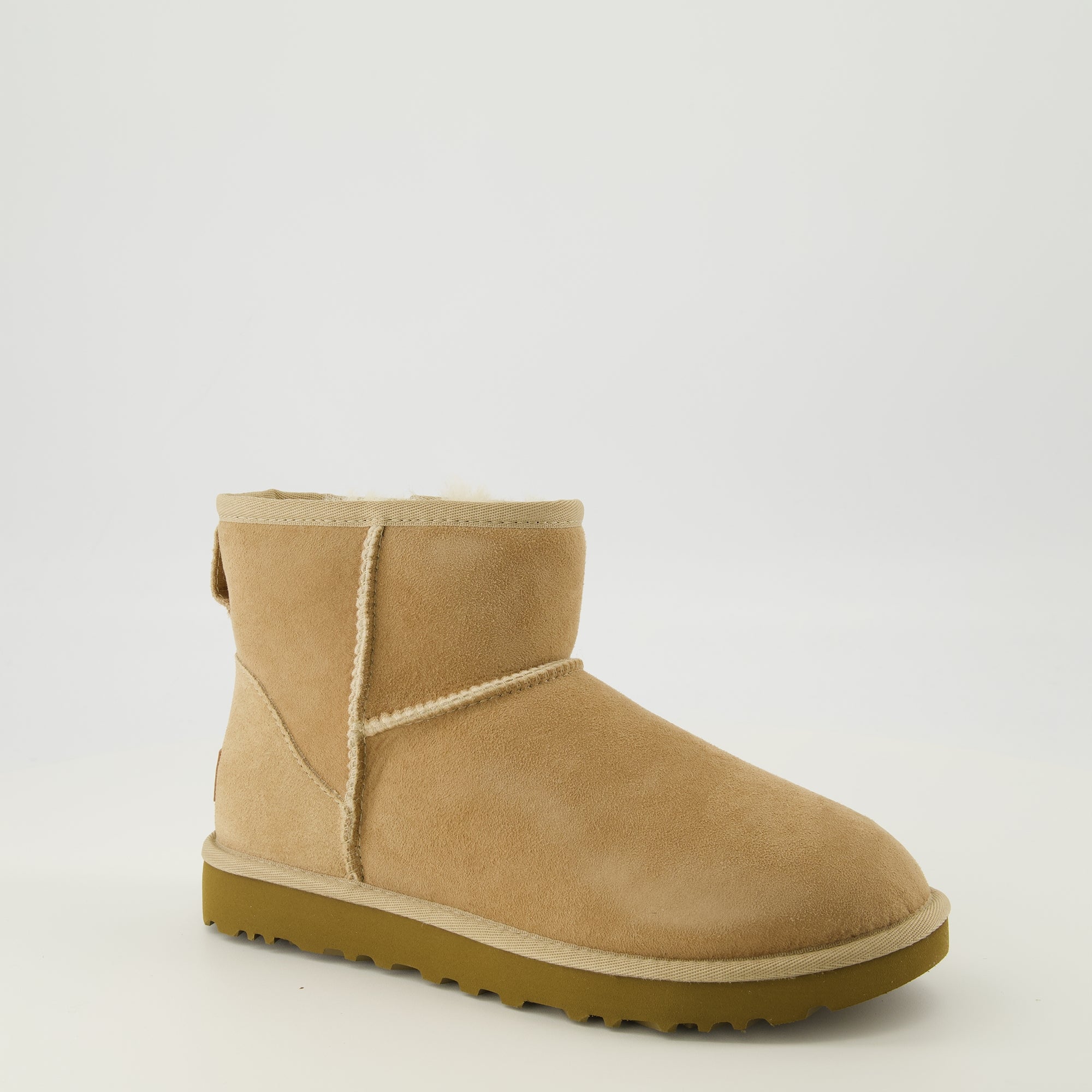 Image de l'article Bottines Classic Mini II beige de la marque Ugg pour Femme - Saison Printemps-Été 2026 - Vue trois quarts avant droite
