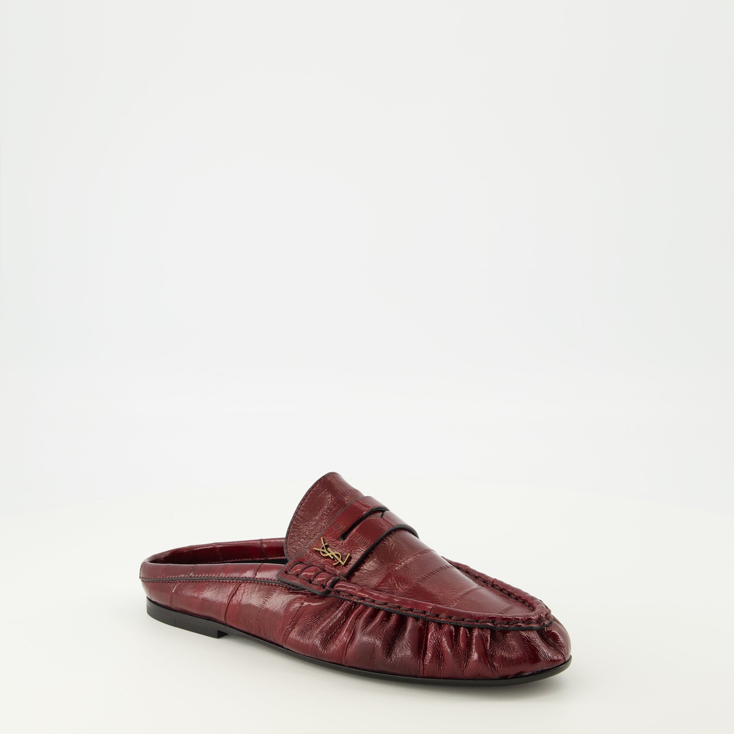 Image de l'article Mules Loafer bordeaux de la marque Saint Laurent pour Femme - Saison Printemps-Été 2026 - Vue trois quarts avant droite