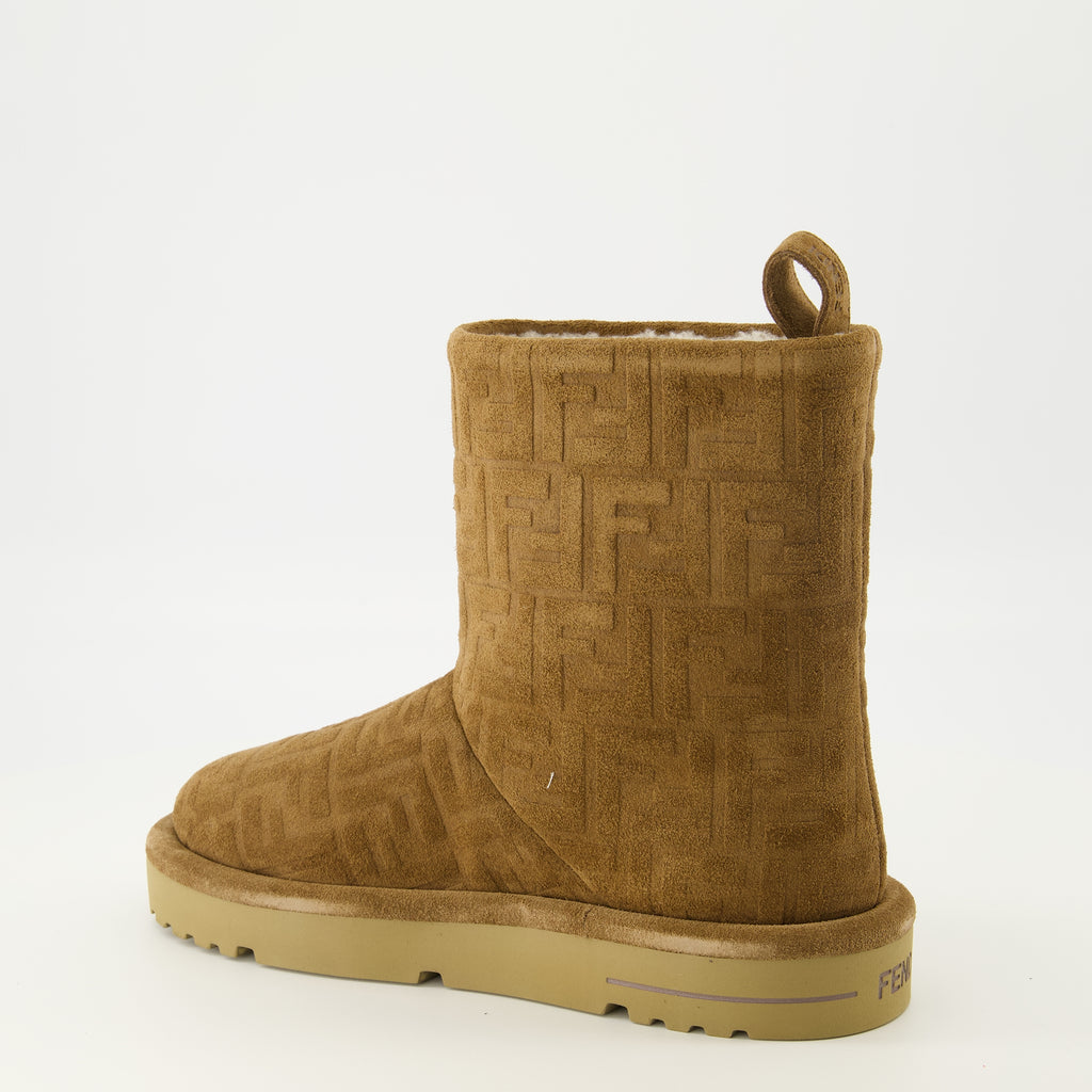 Image de l'article Bottes après ski en daim marron de la marque Fendi pour Femme - Saison Automne-Hiver 2025 - Vue trois quarts arrière droite