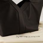 Image de l'article Petit sac cabas Y en cuir noir de la marque Saint Laurent pour Femme - Saison Printemps-Été 2026 - Vue détaillée_2