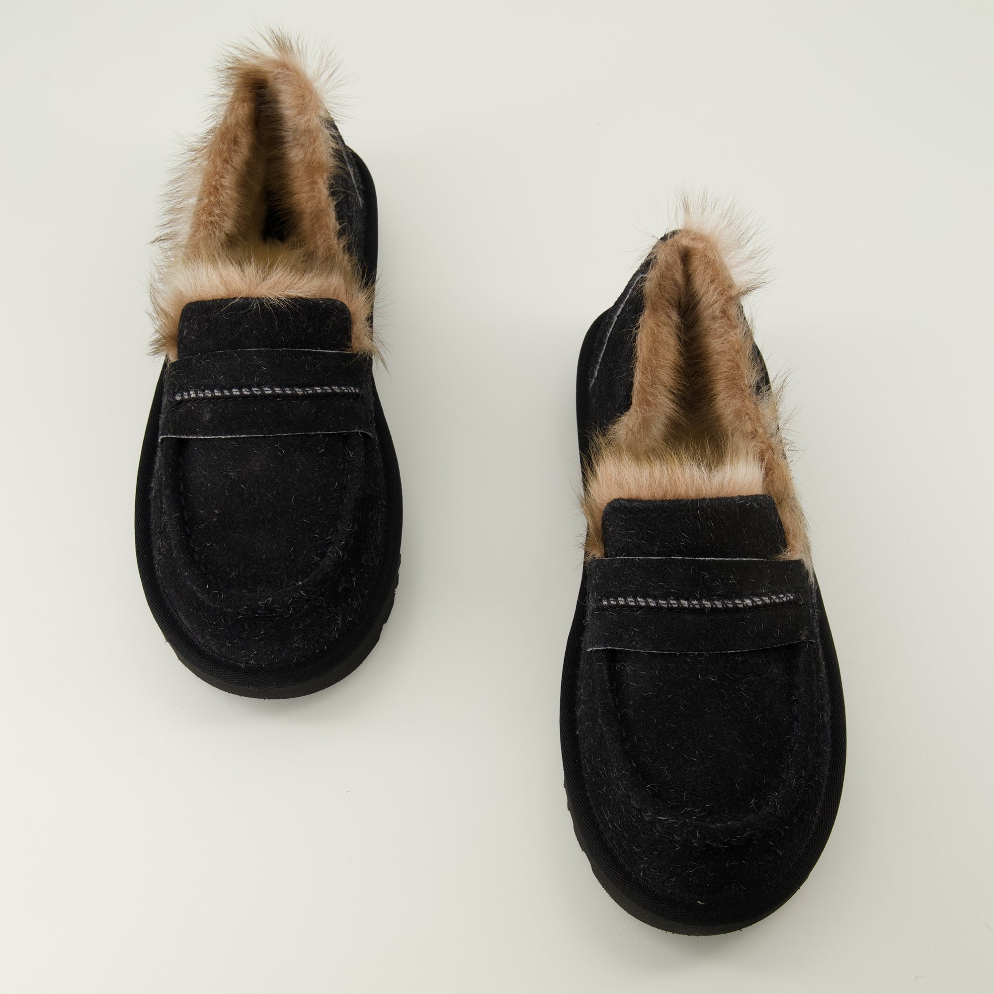 Image de l'article Moccassins Ellis noir de la marque Ugg pour Femme - Saison Printemps-Été 2026 - Vue de dessus paire de chaussure
