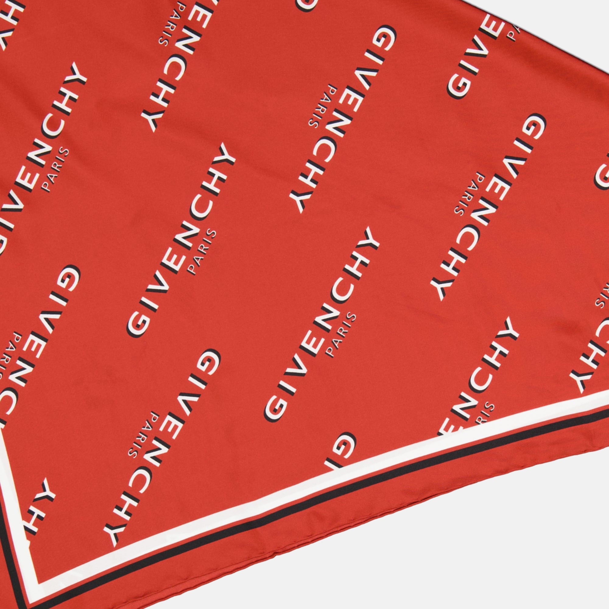 Image de l'article Carré Givenchy Shadow de la marque Givenchy pour Femme - Saison Automne-Hiver 2025 - Vue détaillée_5