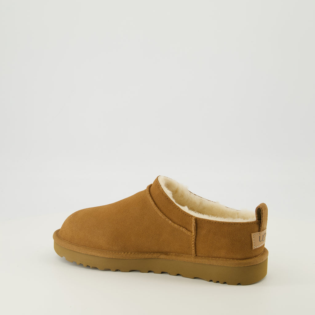 Image de l'article Bottines Classic Micro marron de la marque Ugg pour Femme - Saison Printemps-Été 2026 - Vue trois quarts arrière droite