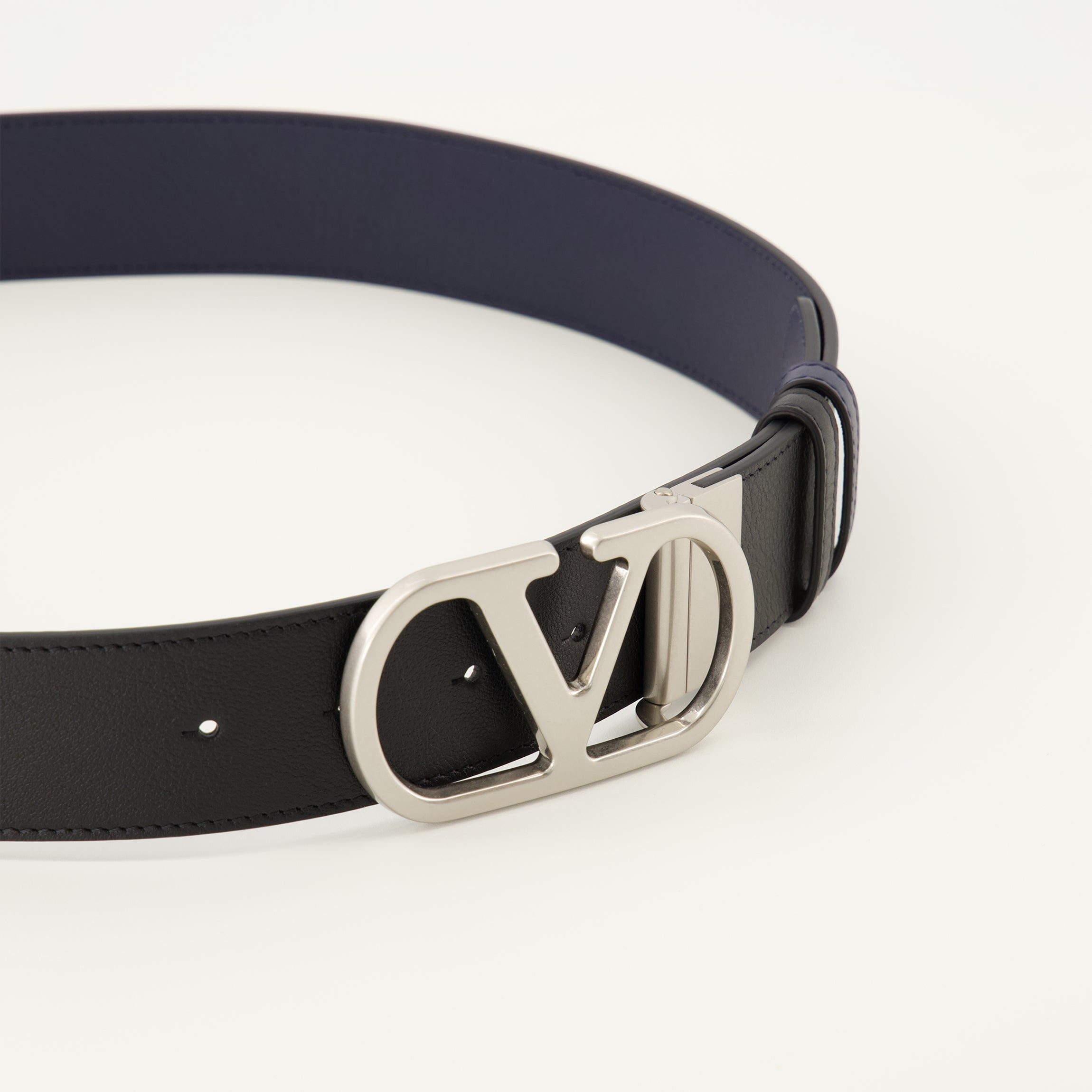 Image de l'article Ceinture réversible VLogo de la marque Valentino Garavani pour Homme - Saison Automne-Hiver 2025 - Vue détaillée_4