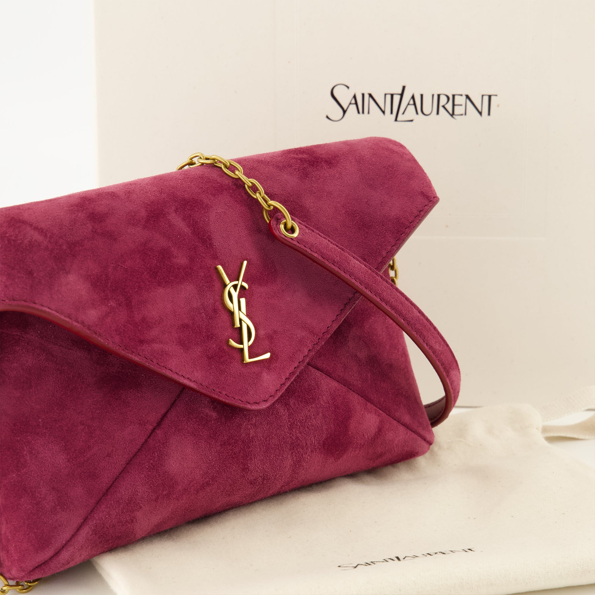 Image de l'article Petite pochette Cassandre en suède violette de la marque Saint Laurent pour Femme - Saison Printemps-Été 2026 - Vue détaillée_2