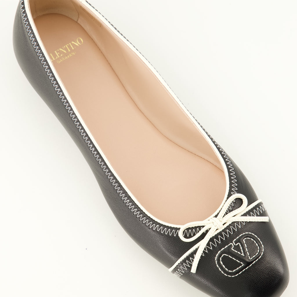 Chaussures plates Ballerines en cuir noir Valentino Garavani Noir Femme