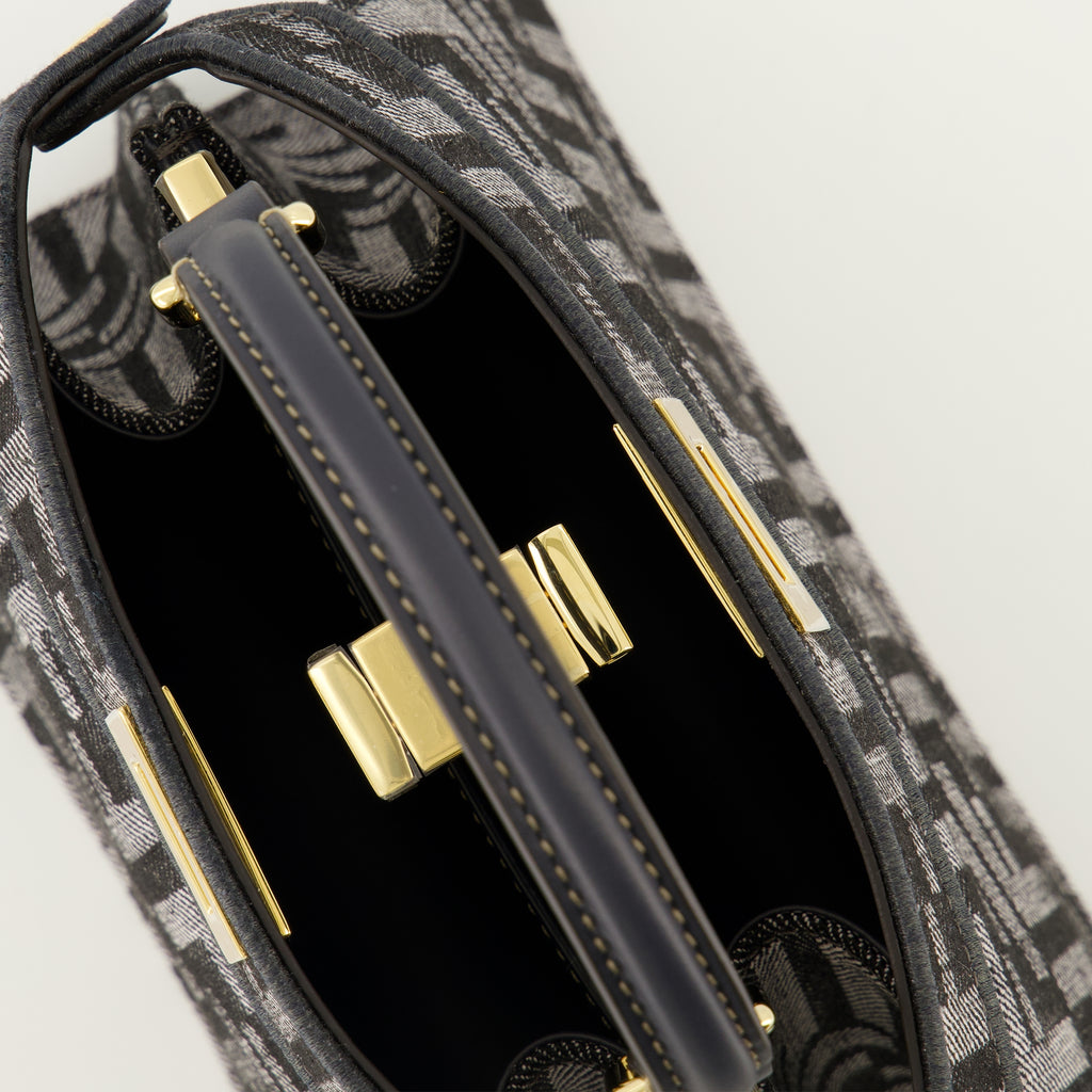 Image de l'article Sac Peekabbo nano en denim FF de la marque Fendi pour Femme - Saison Automne-Hiver 2025 - Vue détaillée_3