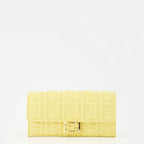 Image de l'article Portefeuille Baguette à chaîne jaune de la marque Fendi pour Femme - Saison Automne-Hiver 2025 - Vue de Face