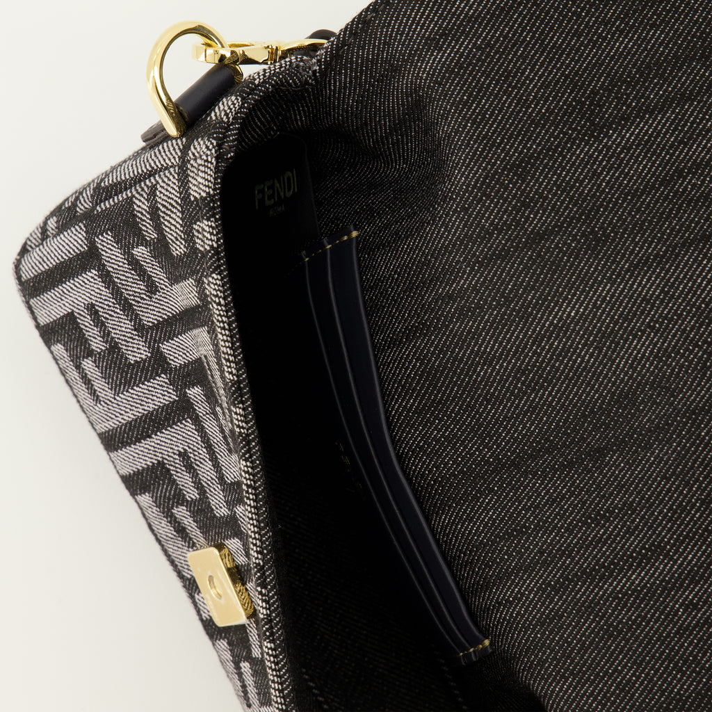 Imagen del bolso mini Baguette en denim FF de la marca Fendi para Mujer - Temporada Otoño-Invierno 2025 - Vista Detallada_3