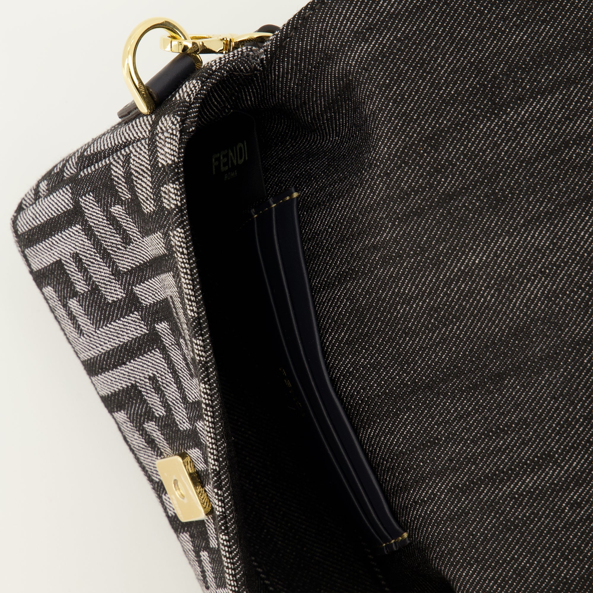 Imagen del bolso mini Baguette en denim FF de la marca Fendi para Mujer - Temporada Otoño-Invierno 2025 - Vista Detallada_3