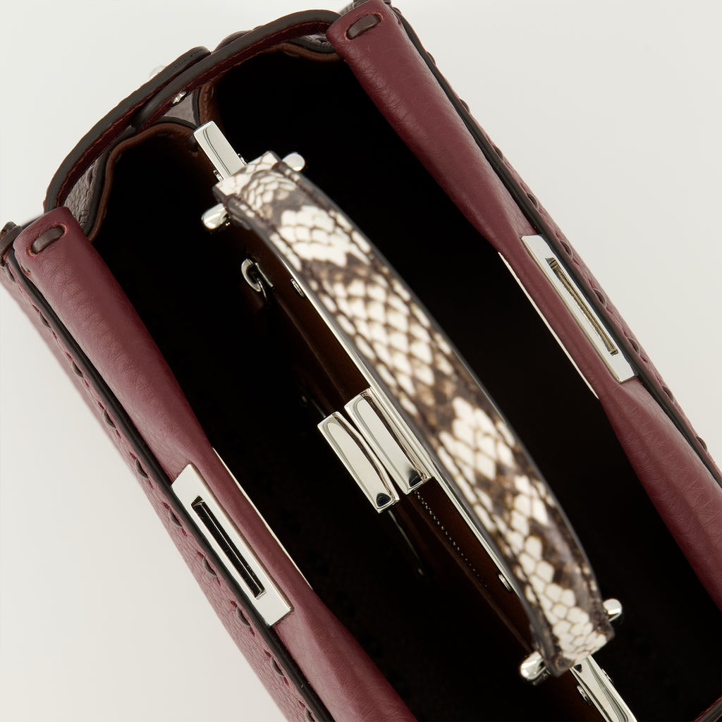 Image de l'article Mini Peekaboo bordeaux de la marque Fendi pour Femme - Saison Printemps-Été 2026 - Vue détaillée_3