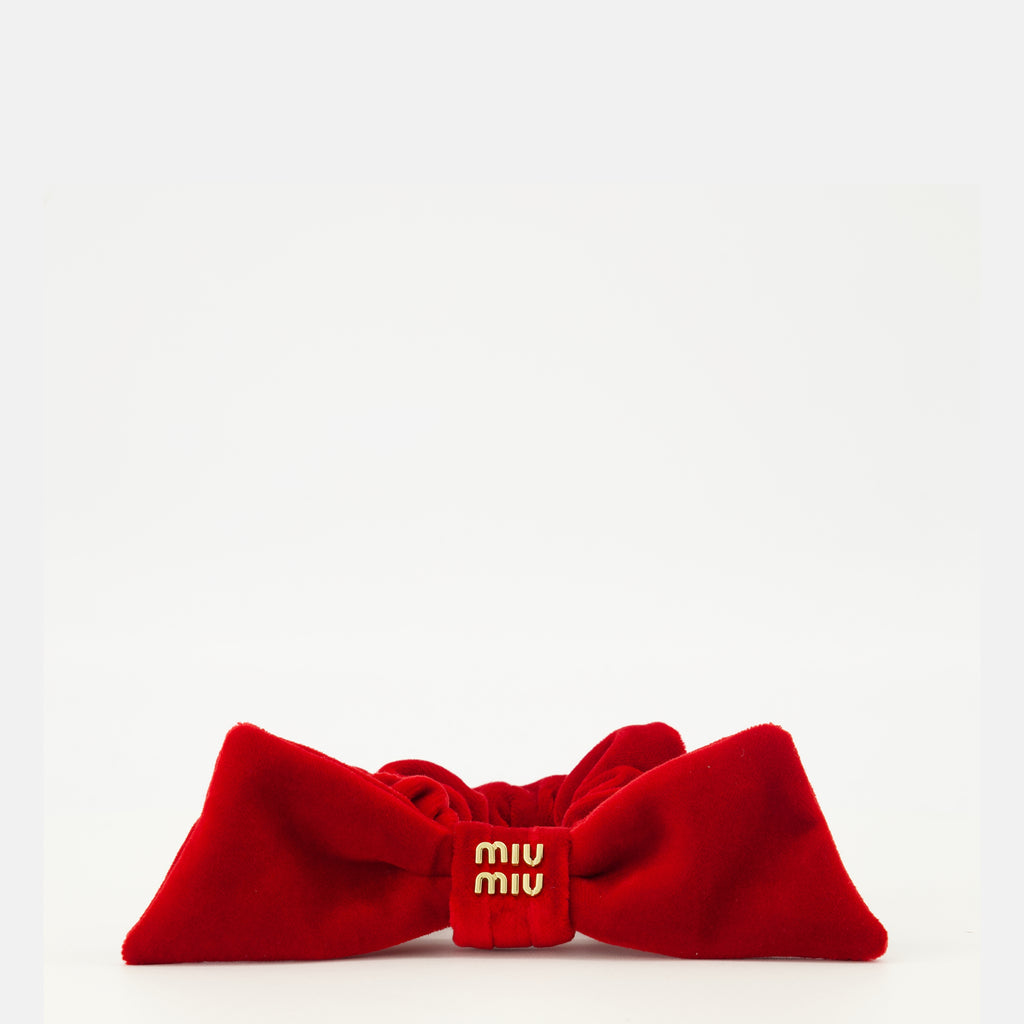 Bild des roten Samt-Haargummis von Miu Miu für Damen - Frühjahr-Sommer 2026 - Vorderansicht
