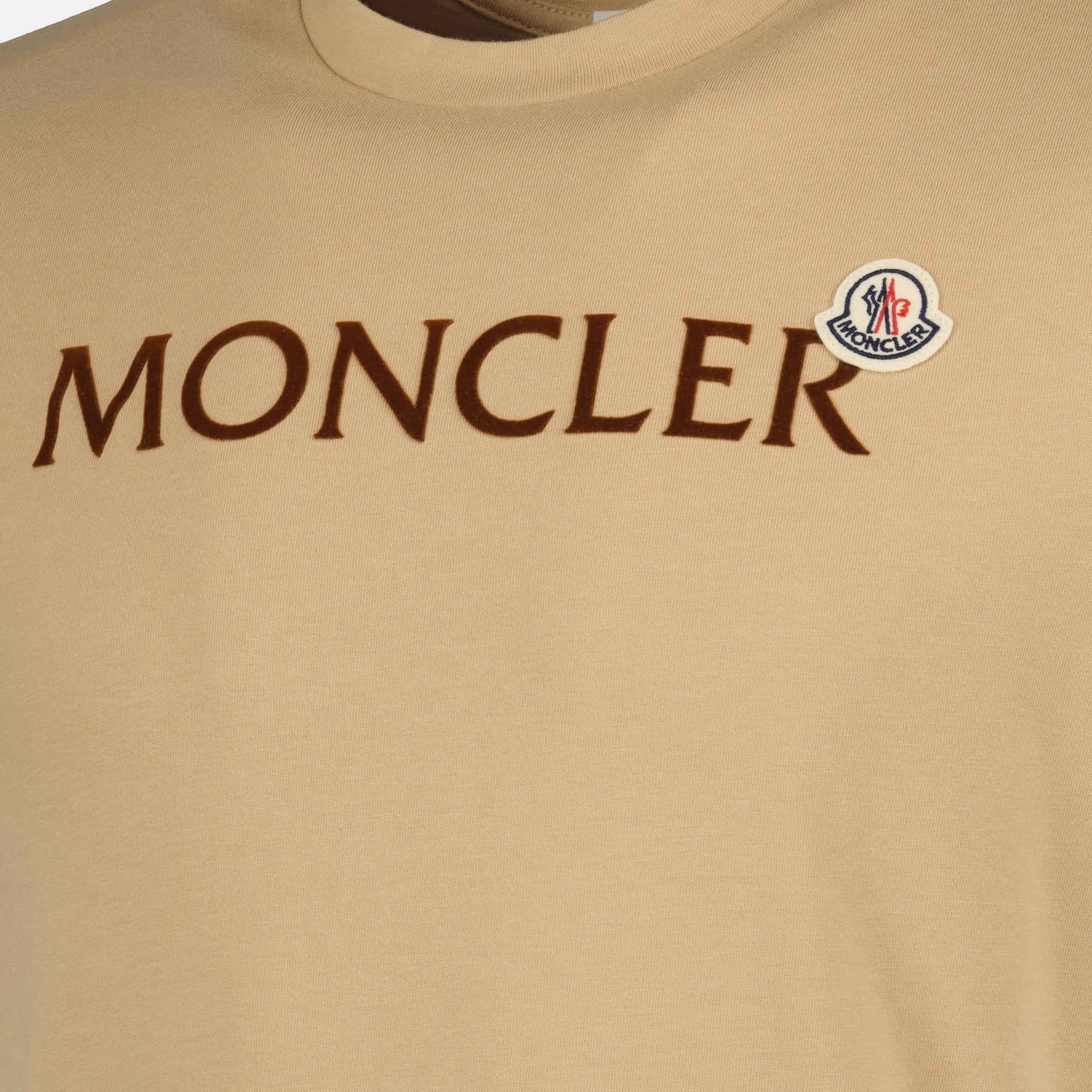 Image de l'article T-shirt à logo floqué beige de la marque Moncler pour Homme - Saison Printemps-Été 2026 - Vue détaillée_1