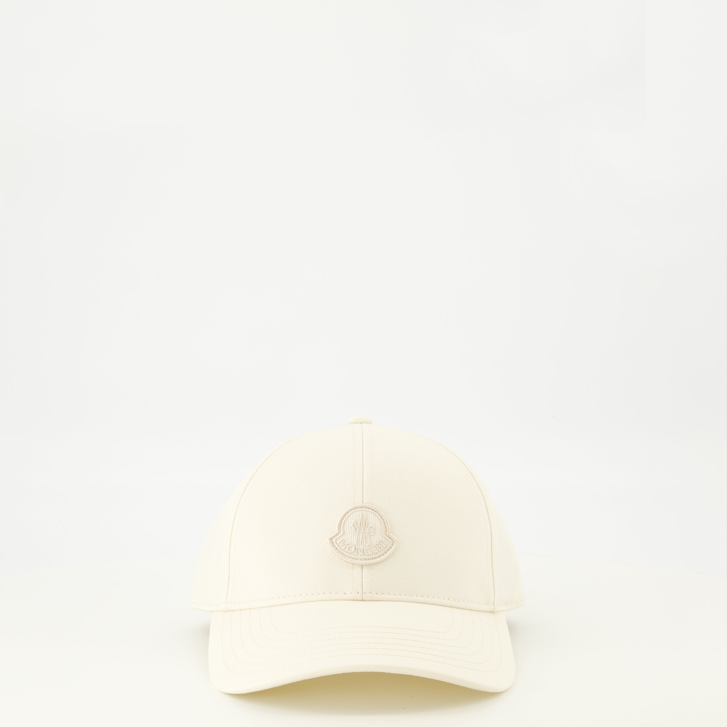 Imagem do chapéu branco com logo da Moncler para Mulher - Temporada Primavera-Verão 2026 - Vista Frontal