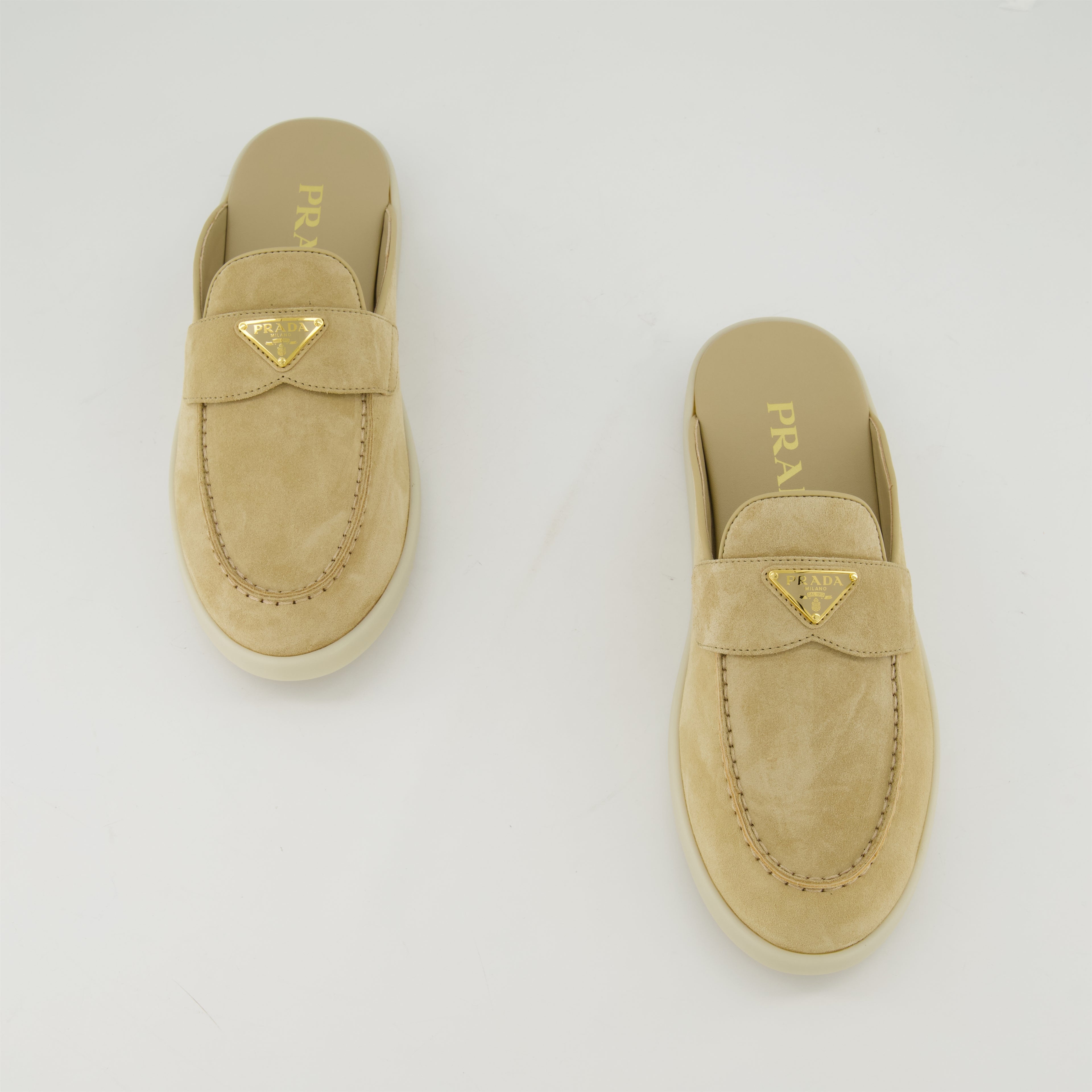 Chaussures ouvertes Mules en cuir velours Prada Beige Femme