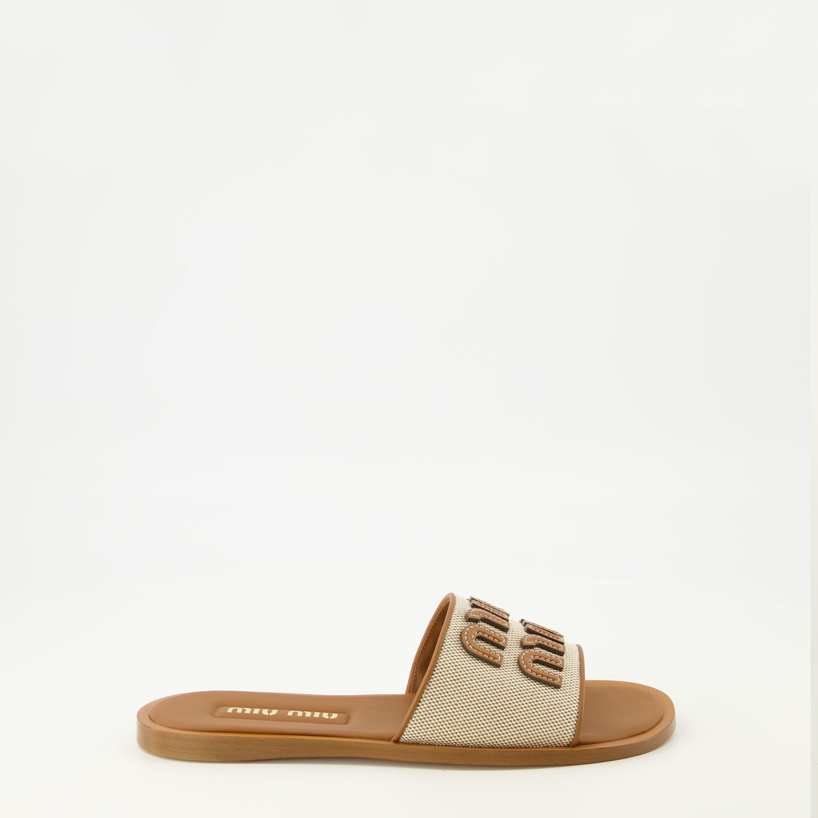 Image de l'article Mules en toile et cuir marron de la marque Miu Miu pour Femme - Saison Printemps-Été 2026 - Vue latérale droite