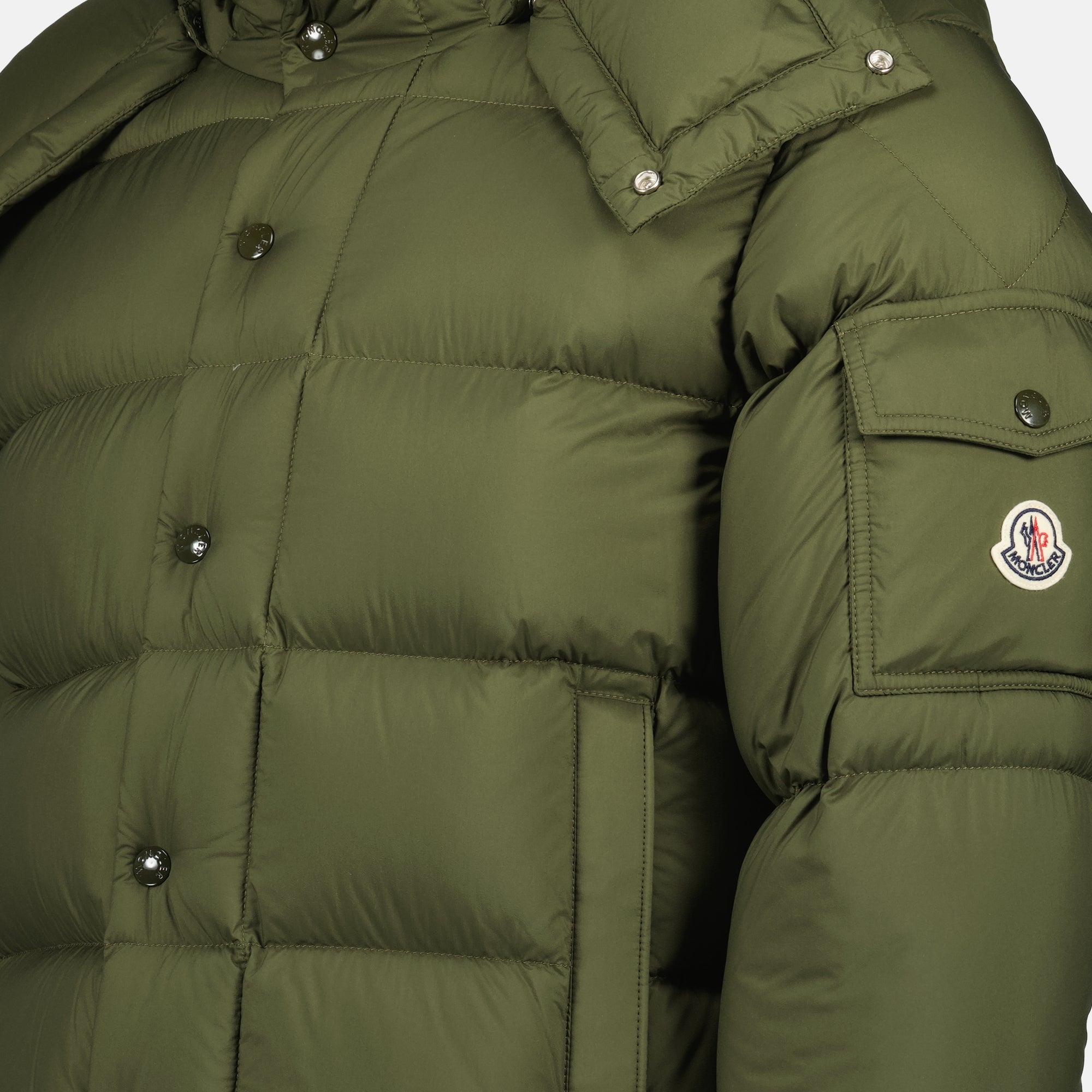 Imagem do artigo Doudoune Maya 70 caqui da marca Moncler para Homens - Temporada Outono-Inverno 2025 - Vista Detalhada_2