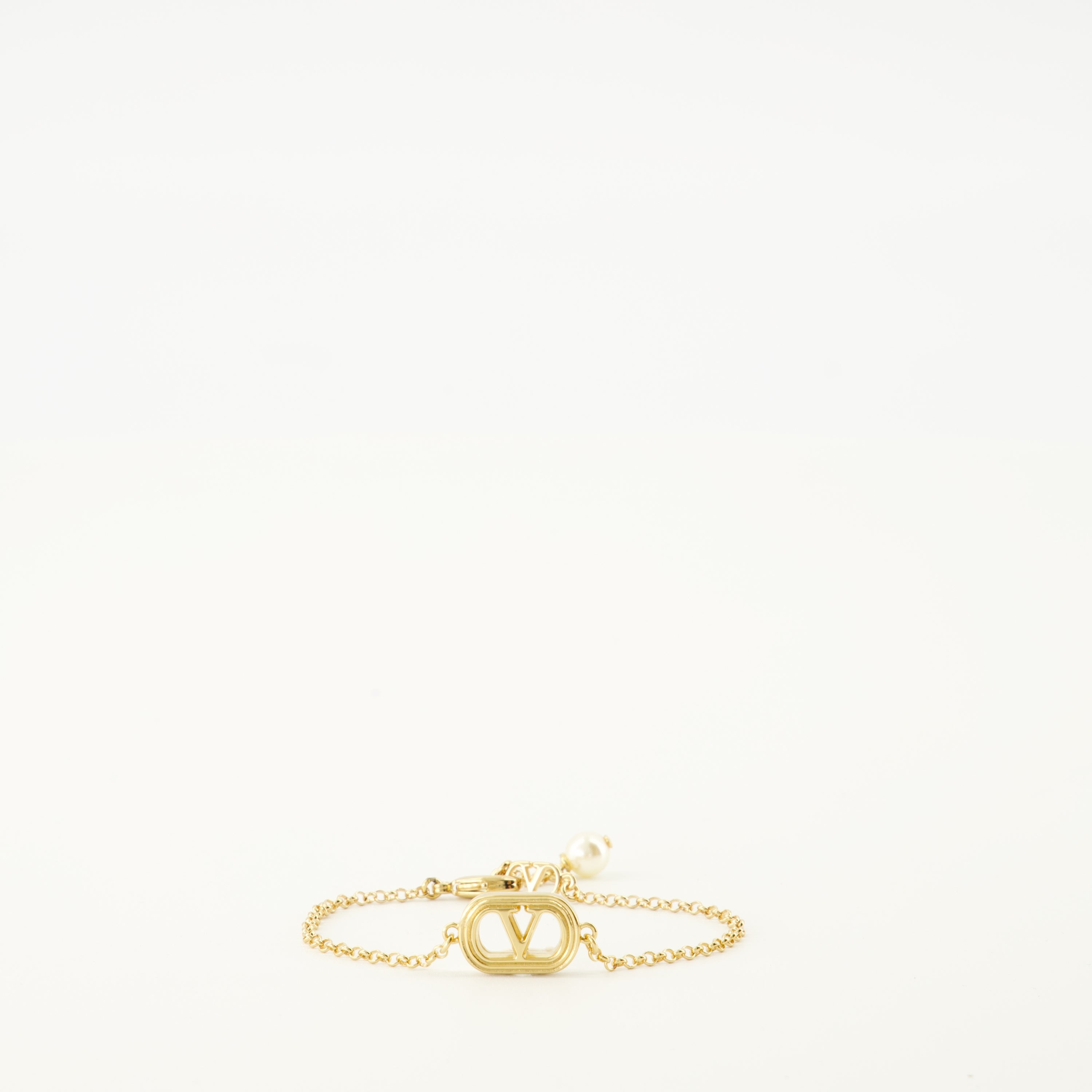 Image de l'article Bracelet Vlogo et perle de la marque Valentino Garavani pour Femme - Saison Automne-Hiver 2025 - Vue de Face