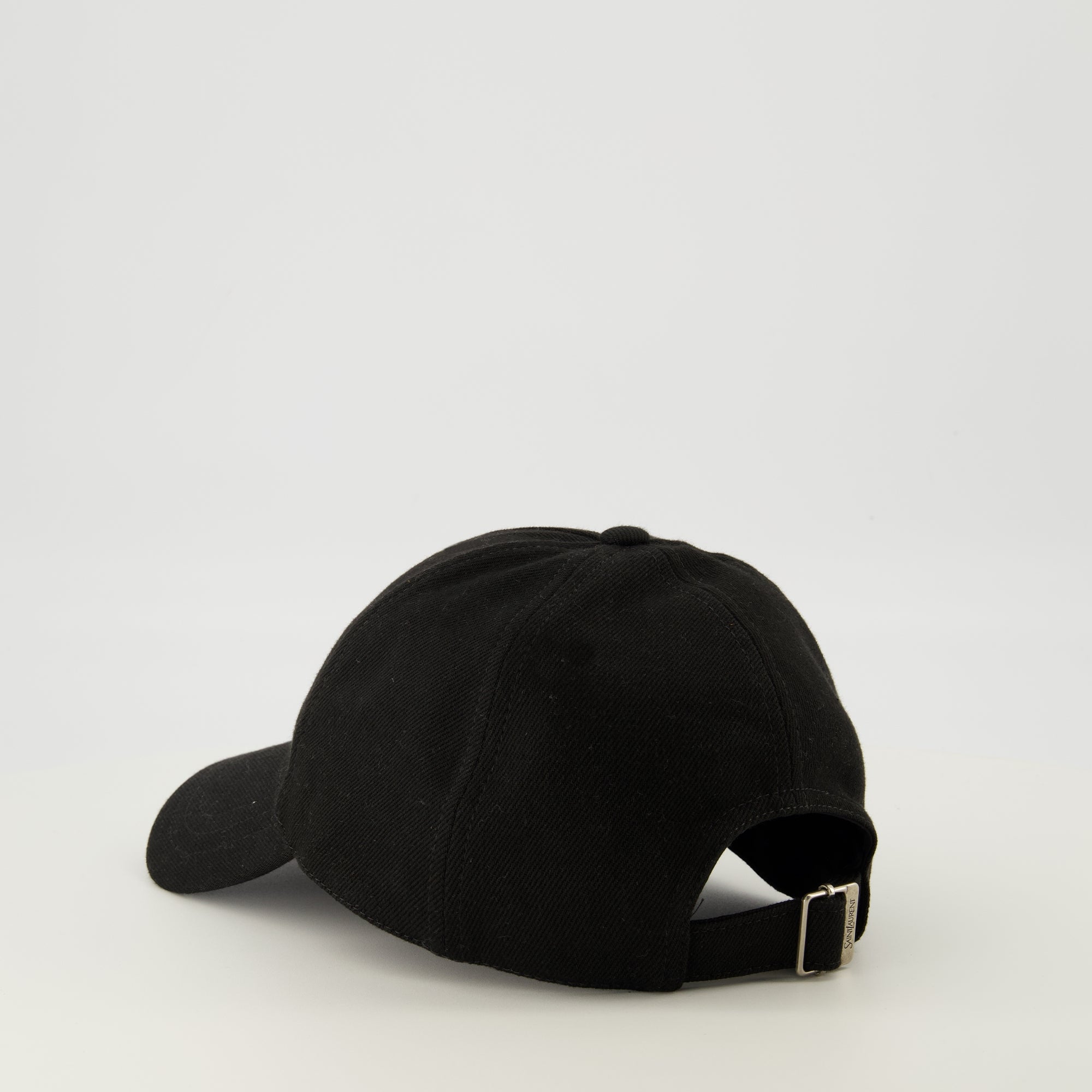 Image de l'article Casquette à logo en denim noir de la marque Saint Laurent pour Homme - Saison Printemps-Été 2026 - Vue détaillée_2