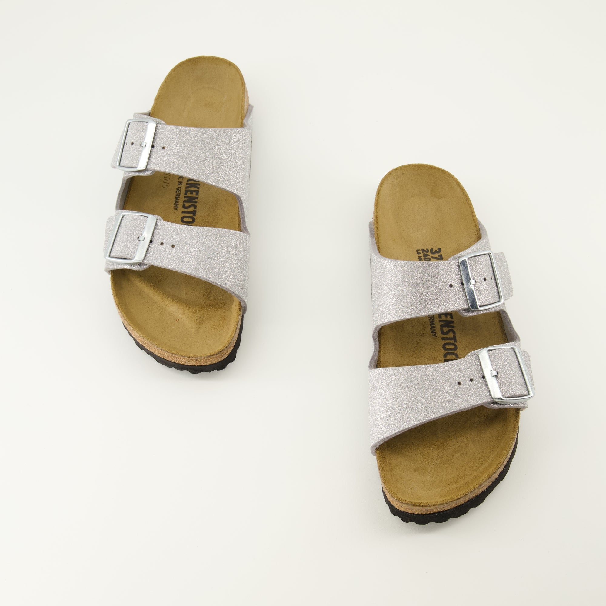 Imagen de las sandalias Arizona de la marca Birkenstock para Mujer - Temporada Otoño-Invierno 2025 - Vista desde arriba del par de zapatos