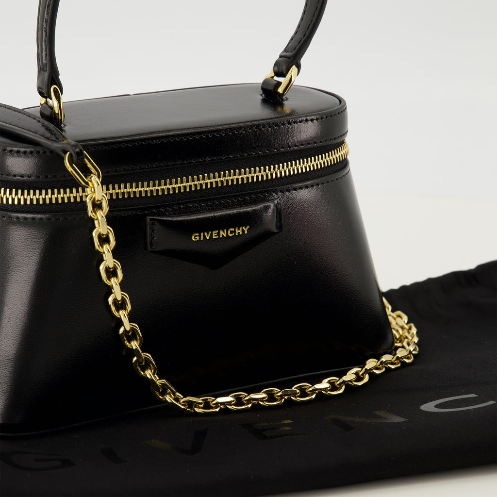 Immagine della borsa Vanity Antigona in pelle nera di Givenchy per donna - Collezione Primavera-Estate 2026 - Vista Dettagliata_2