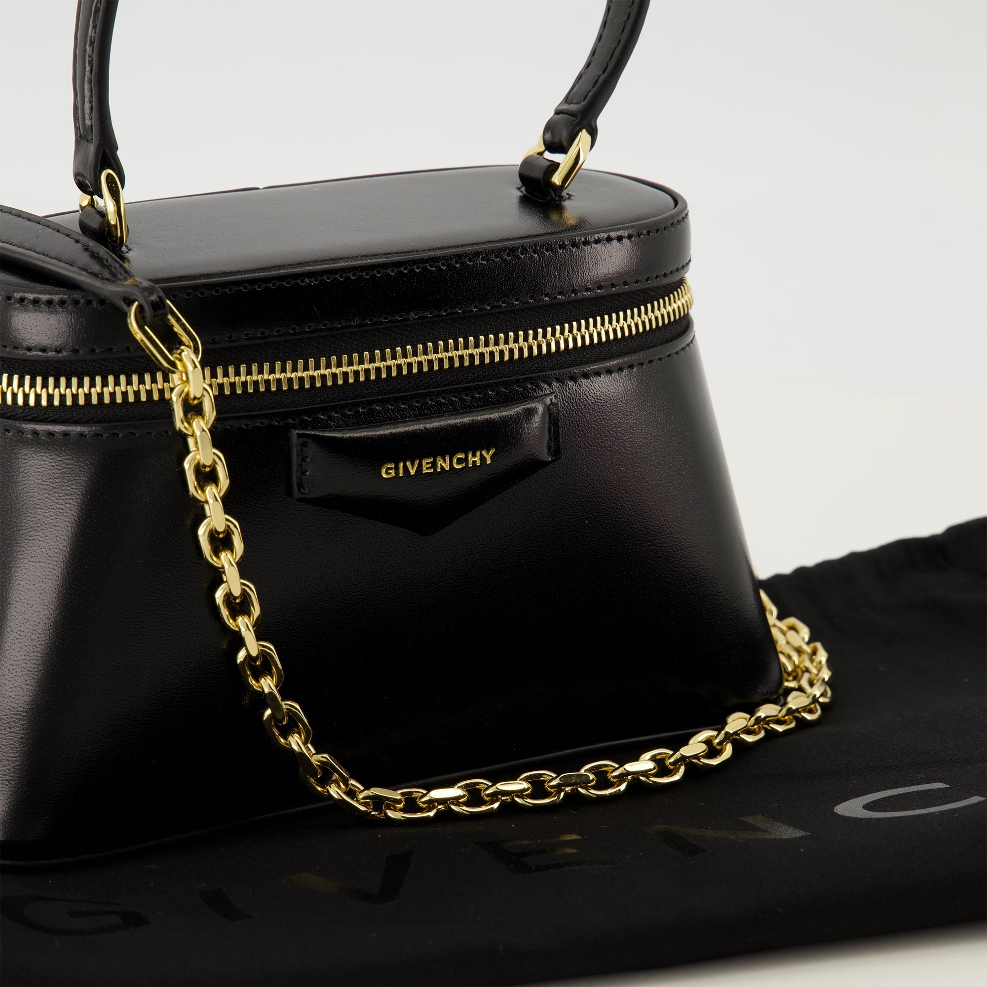 Immagine della borsa Vanity Antigona in pelle nera di Givenchy per donna - Collezione Primavera-Estate 2026 - Vista Dettagliata_2