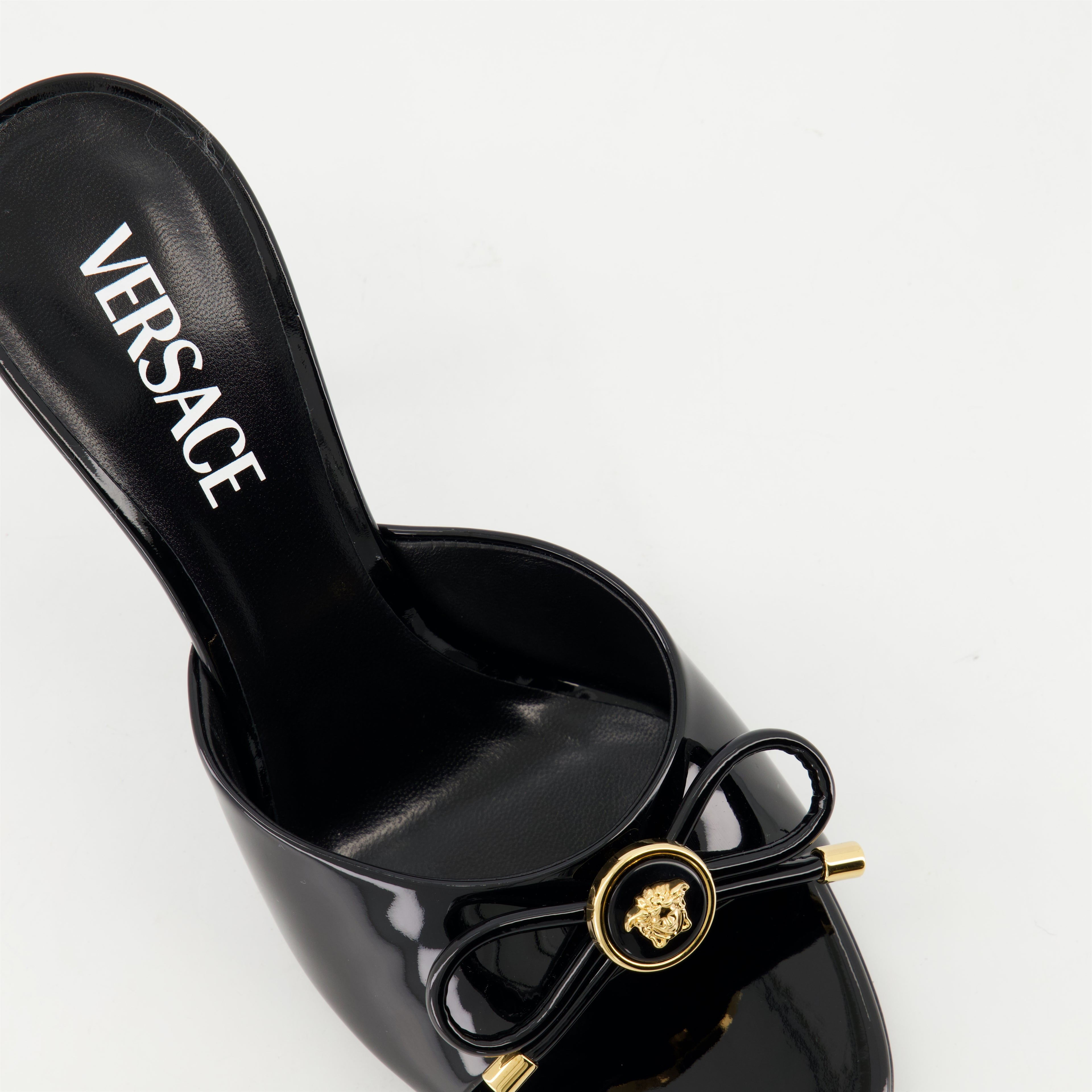 Chaussures ouvertes Mules à talon Bow Versace Noir Femme