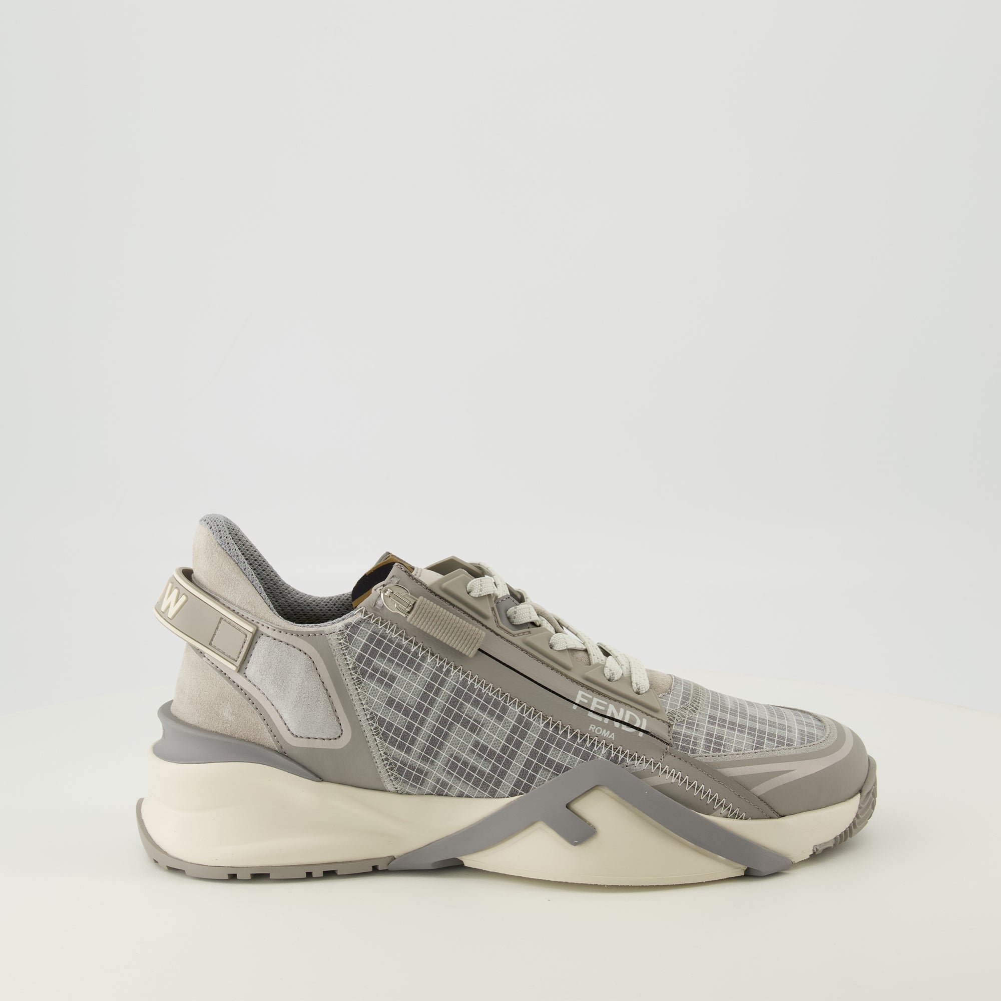 Image de l'article Baskets Fendi Flow en filet et cuir gris de la marque Fendi pour Homme - Saison Printemps-Été 2026 - Vue latérale droite