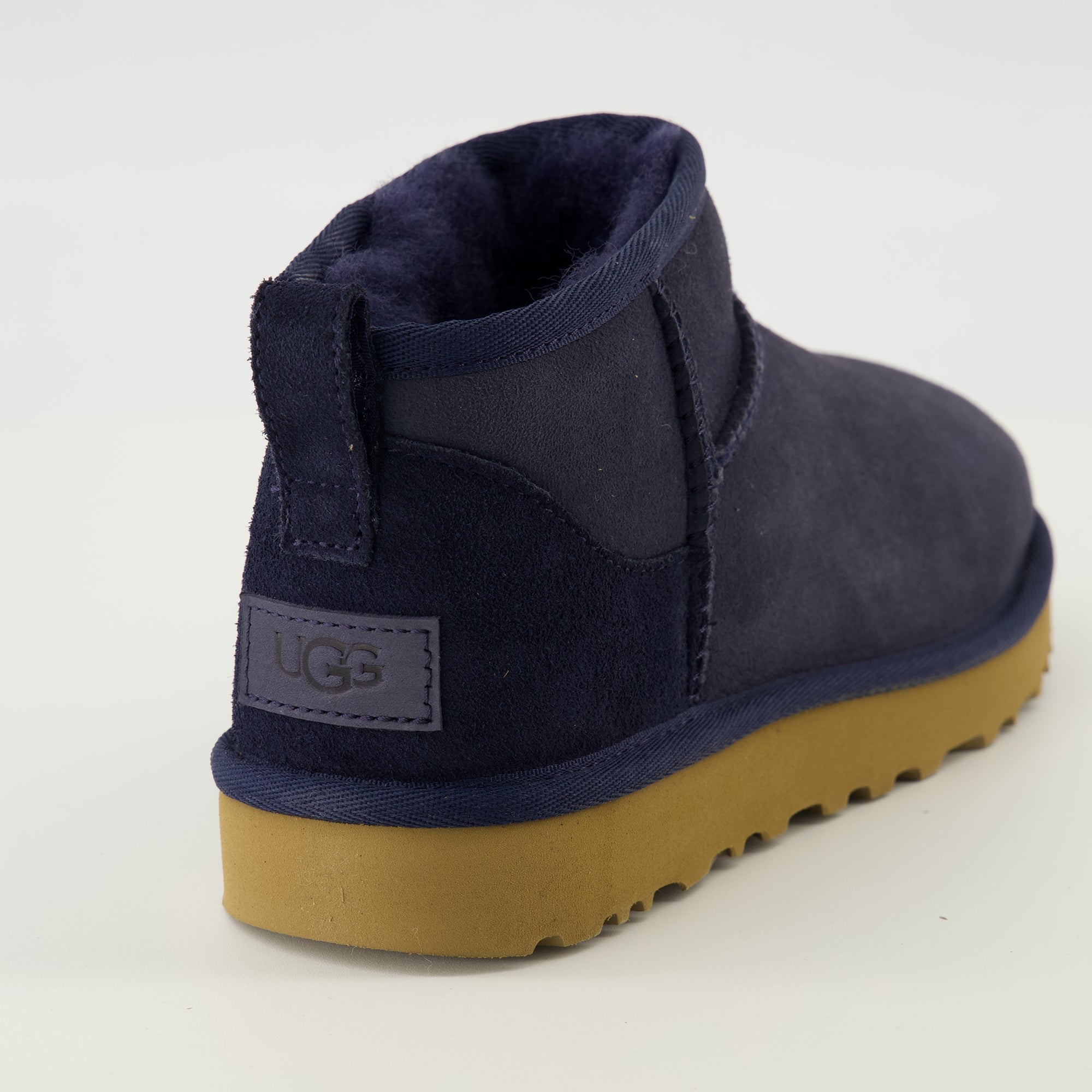 Image de l'article Bottines Classic Ultra Mini II bleu marine de la marque Ugg pour Femme - Saison Printemps-Été 2026 - Vue arrière