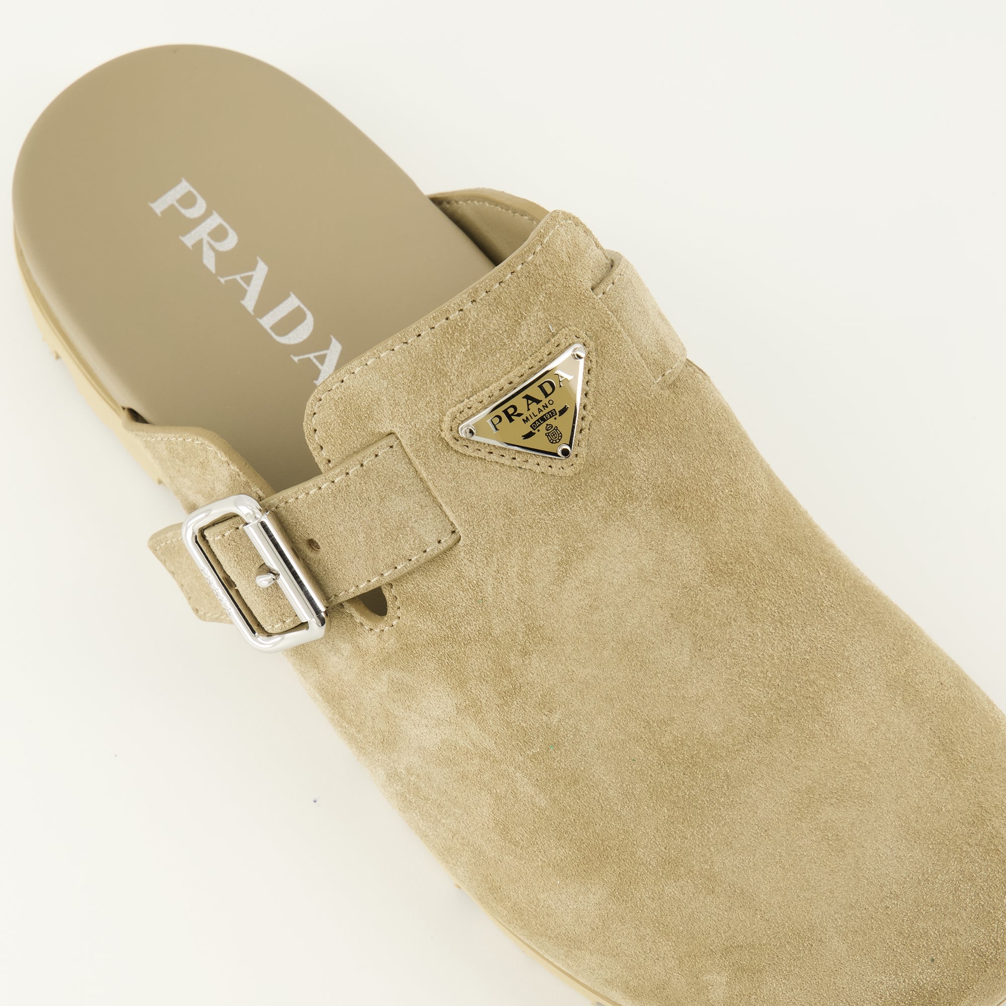 Image de l'article Mules en veau velours beige de la marque Prada pour Homme - Saison Printemps-Été 2026 - Vue détaillée de haut