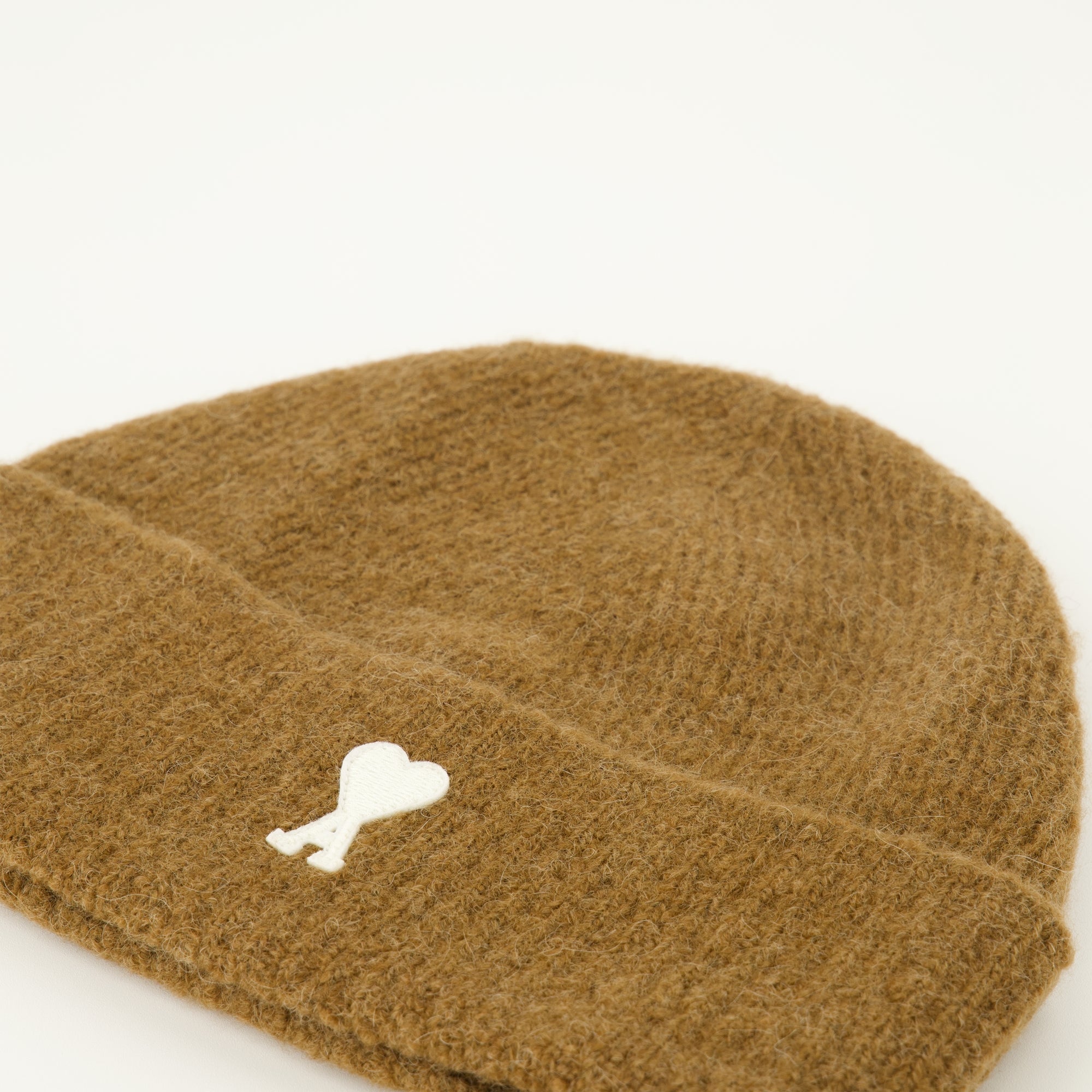 Image of the Ami de Coeur beanie from the brand Ami PARIS for Unisex - Autumn-Winter 2025 Season - Detailed View 2