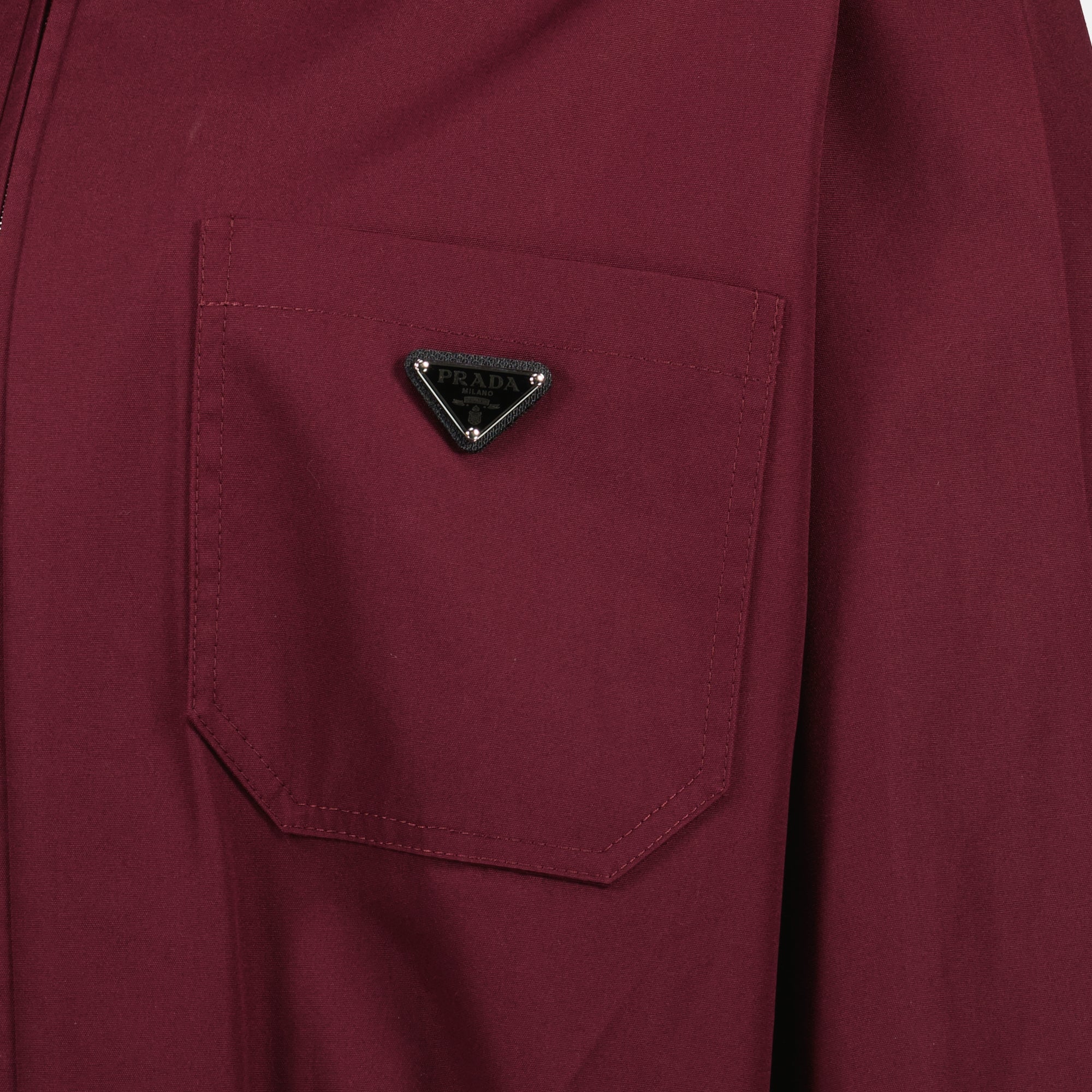 Image de l'article Veste en gabardine bordeaux de la marque Prada pour Femme - Saison Printemps-Été 2026 - Vue détaillée_2