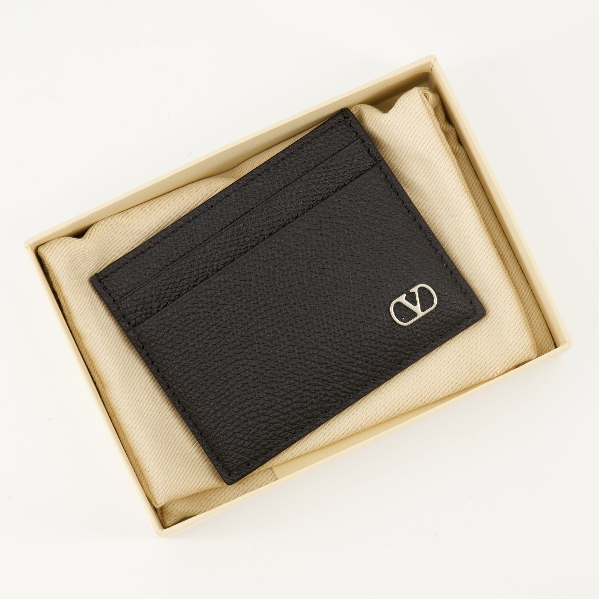 Image of the Valentino Garavani Men's VLogo Card Holder - Fall/Winter 2025 - Detailed View 2