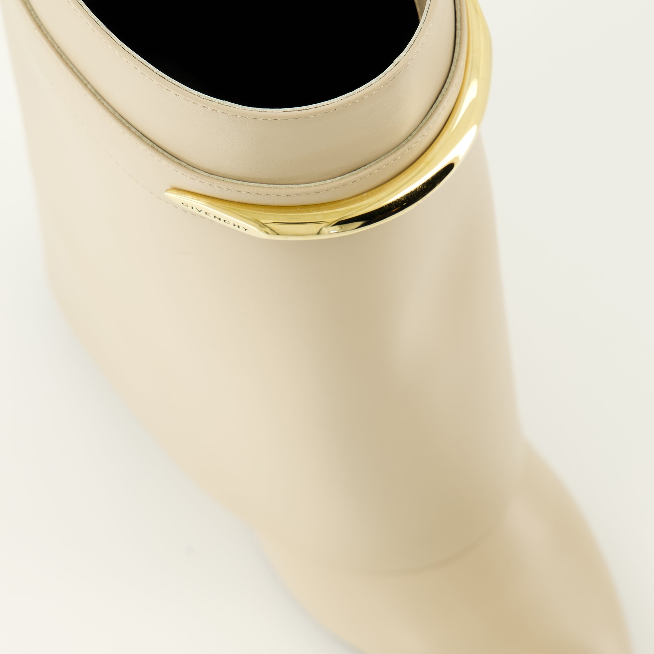 Image de l'article Bottines Shark beige de la marque Givenchy pour Femme - Saison Printemps-Été 2026 - Vue détaillée de haut