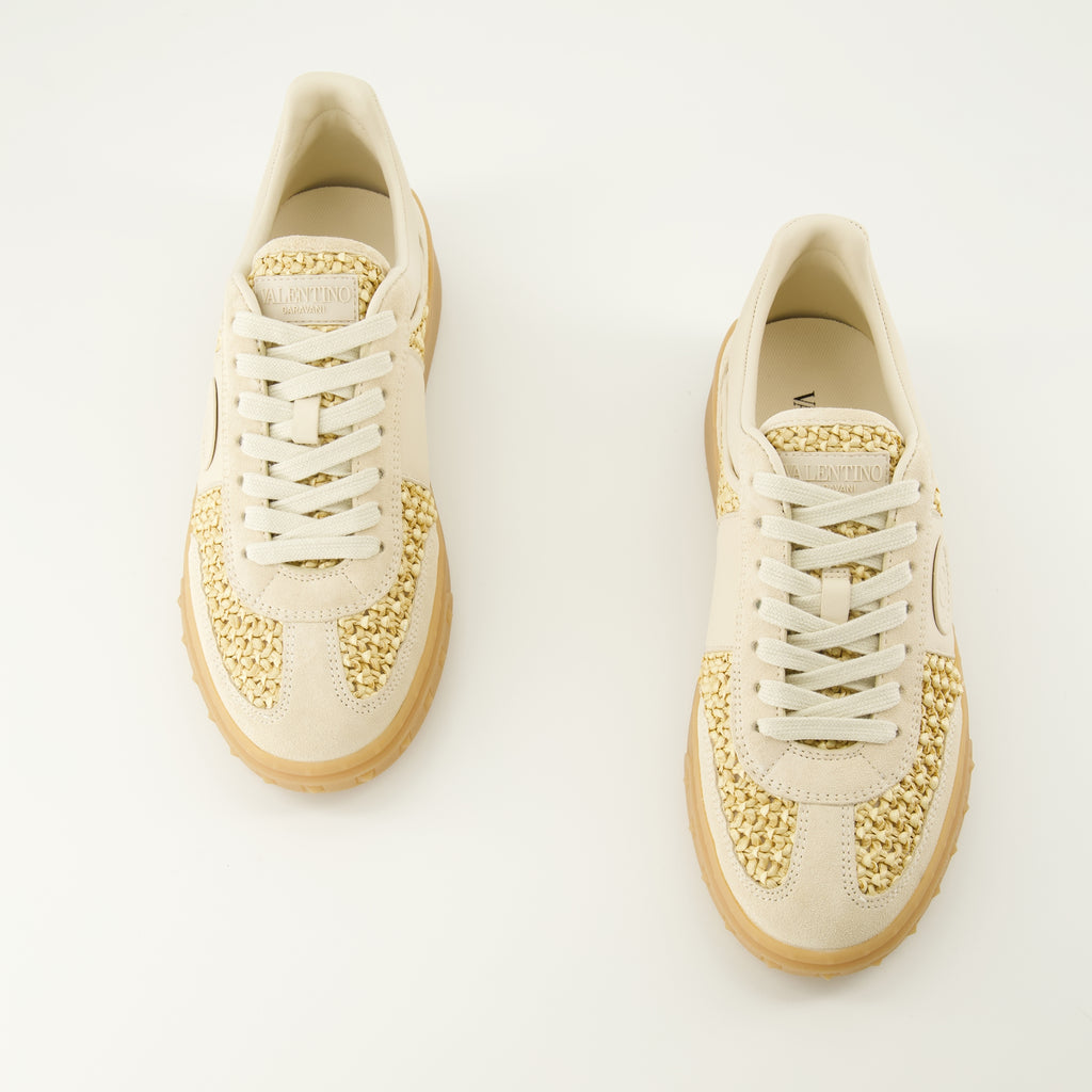 Imagen de las zapatillas UpVillage de rafia beige de la marca Valentino Garavani para mujer - Temporada Primavera-Verano 2026 - Vista superior de la pareja de zapatos