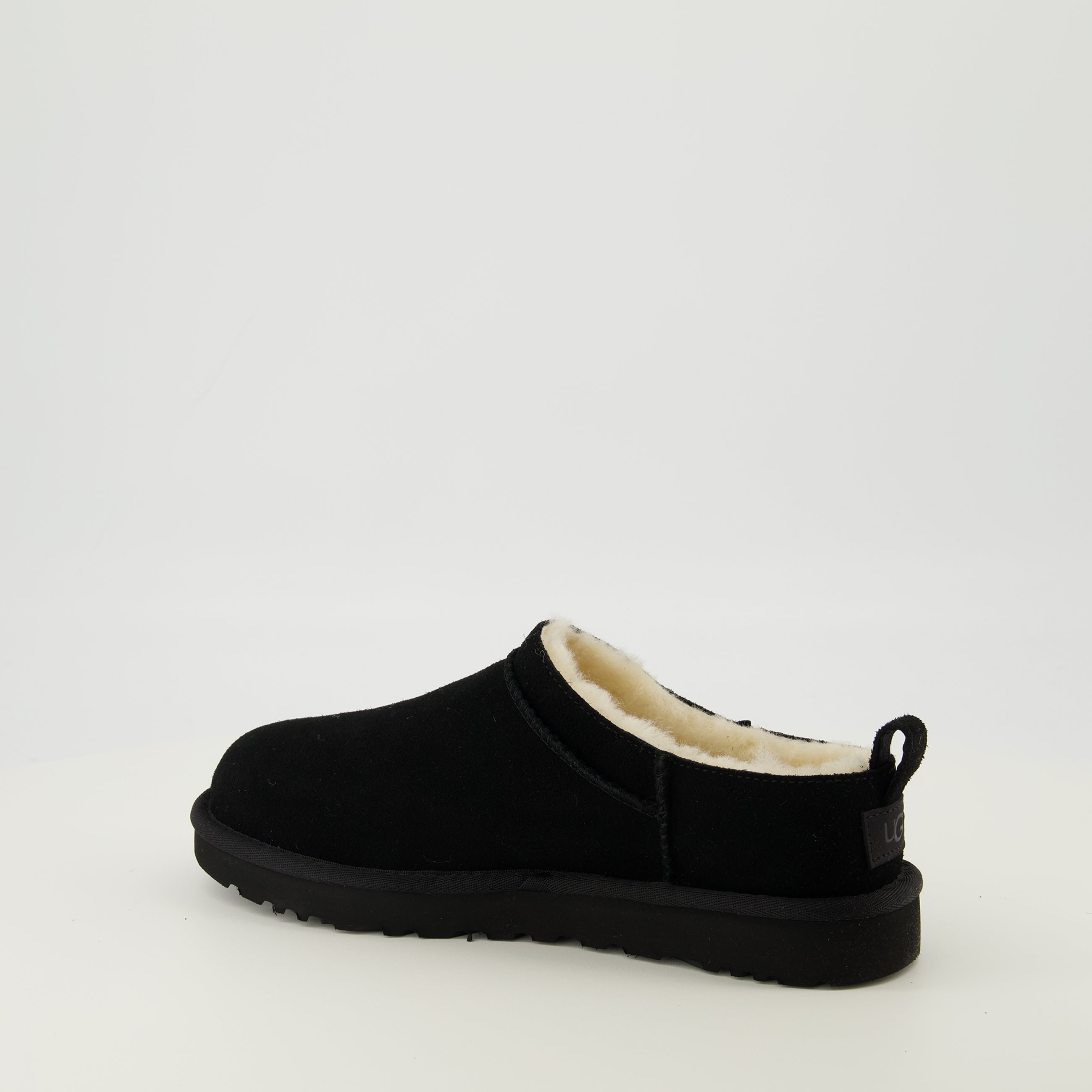 Image de l'article Bottines Classic Micro noir de la marque Ugg pour Femme - Saison Printemps-Été 2026 - Vue trois quarts arrière droite