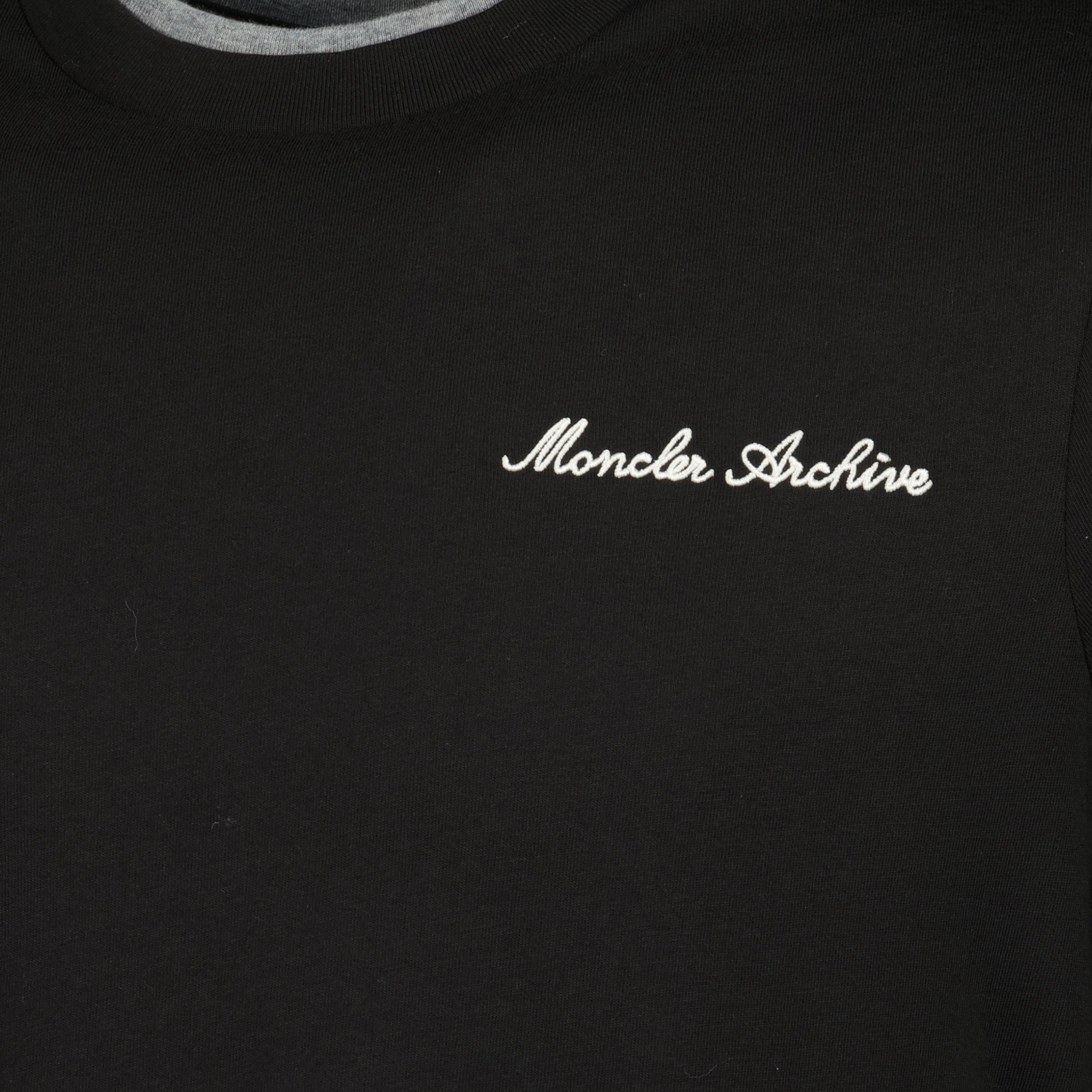 Immagine della T-shirt nera con logo ricamato del marchio Moncler per Uomo - Collezione Primavera-Estate 2026 - Vista Dettagliata_1
