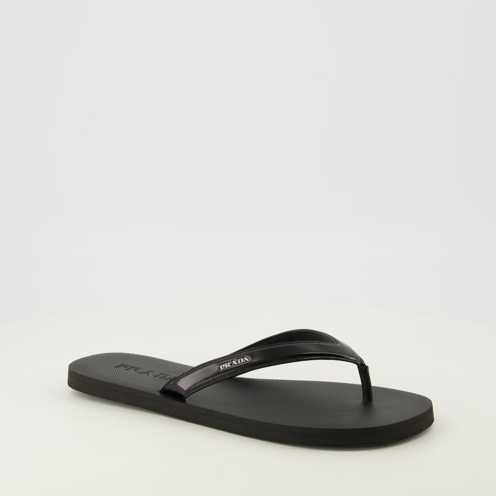 Bild des Artikels Schwarze, gebürstete Lederflip-Flops von Prada für Männer - Frühling-Sommer 2026 - Dreiviertelansicht von vorne rechts