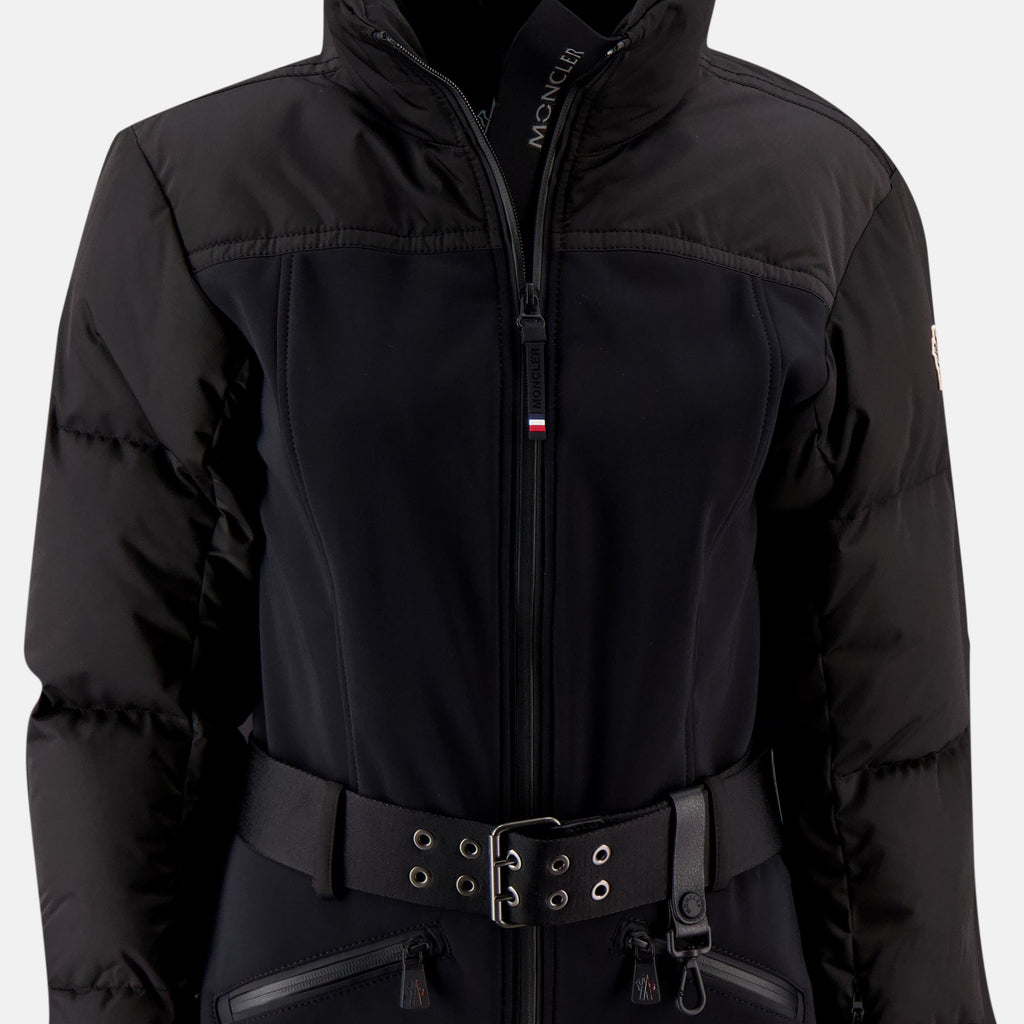 Imagem do fato de esqui preto da Moncler Grenoble para mulher - Temporada Outono-Inverno 2025 - Vista Detalhada_2